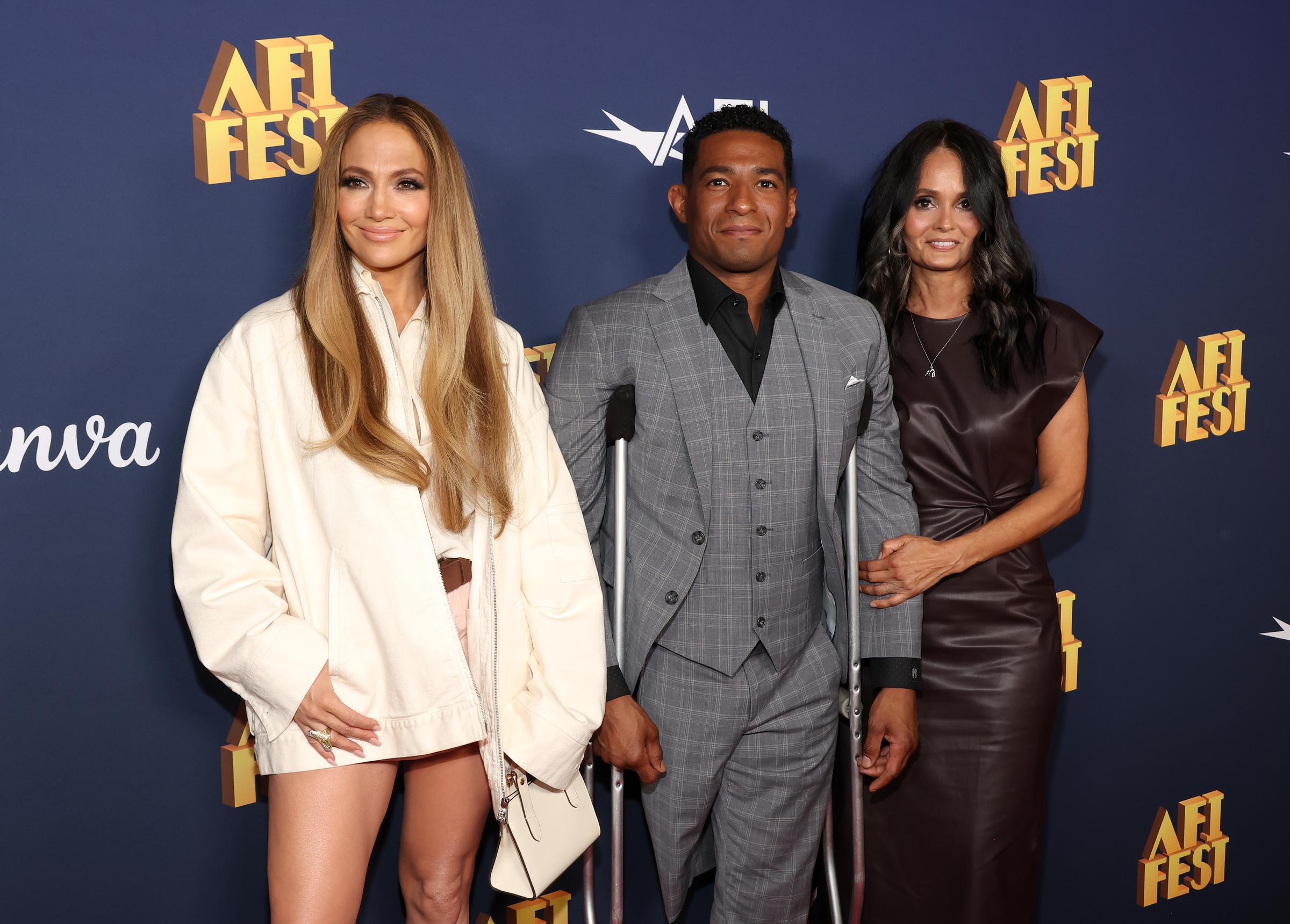 Jennifer López, Anthony y Judy Robles. | Fuente: Getty Images