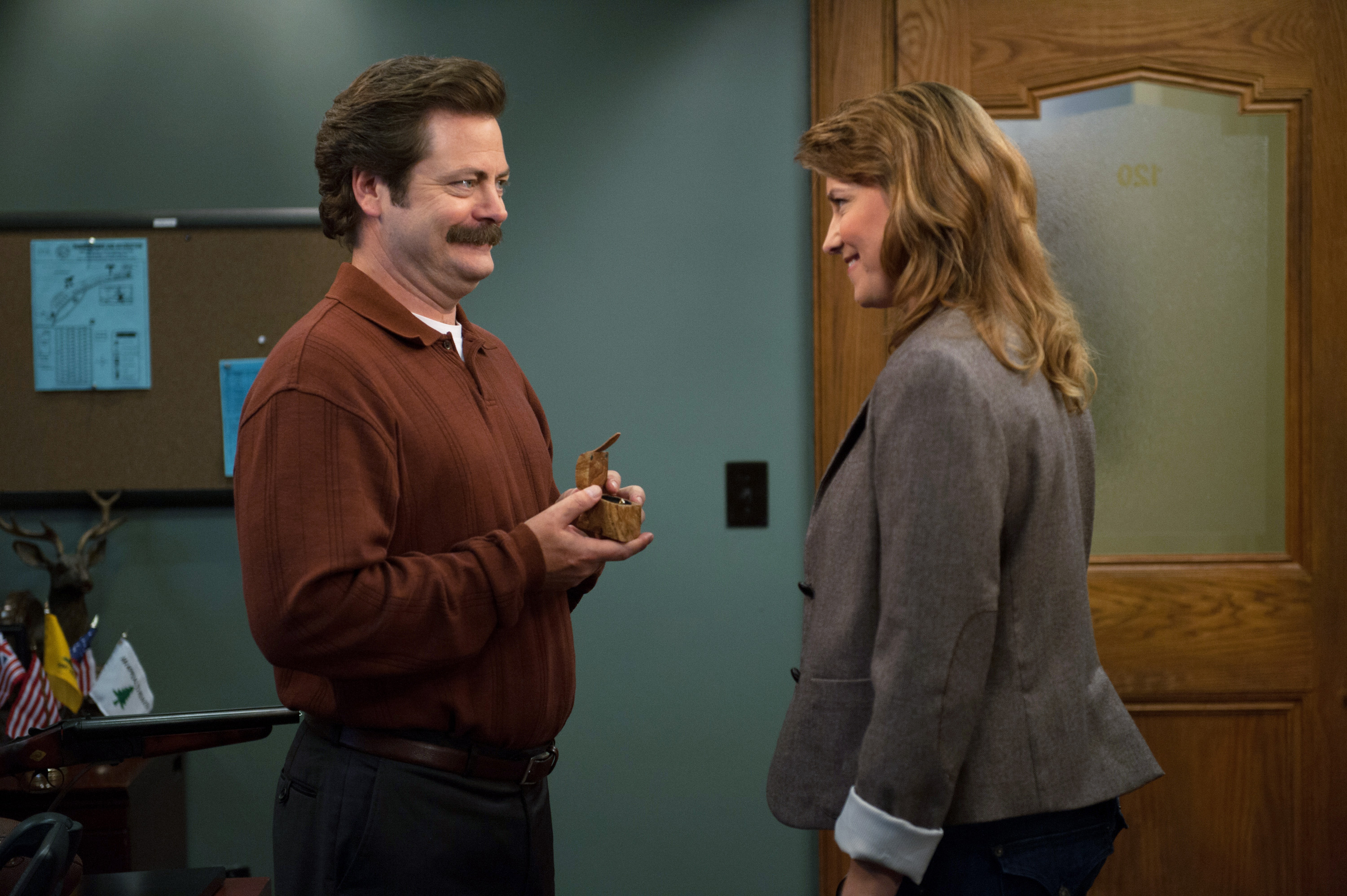 Nick Offerman como Ron Swanson, Lucy Lawless como Diane Lewis en "Parks and Recreation" el 06 de agosto de 2013 | Fuente: Getty Images