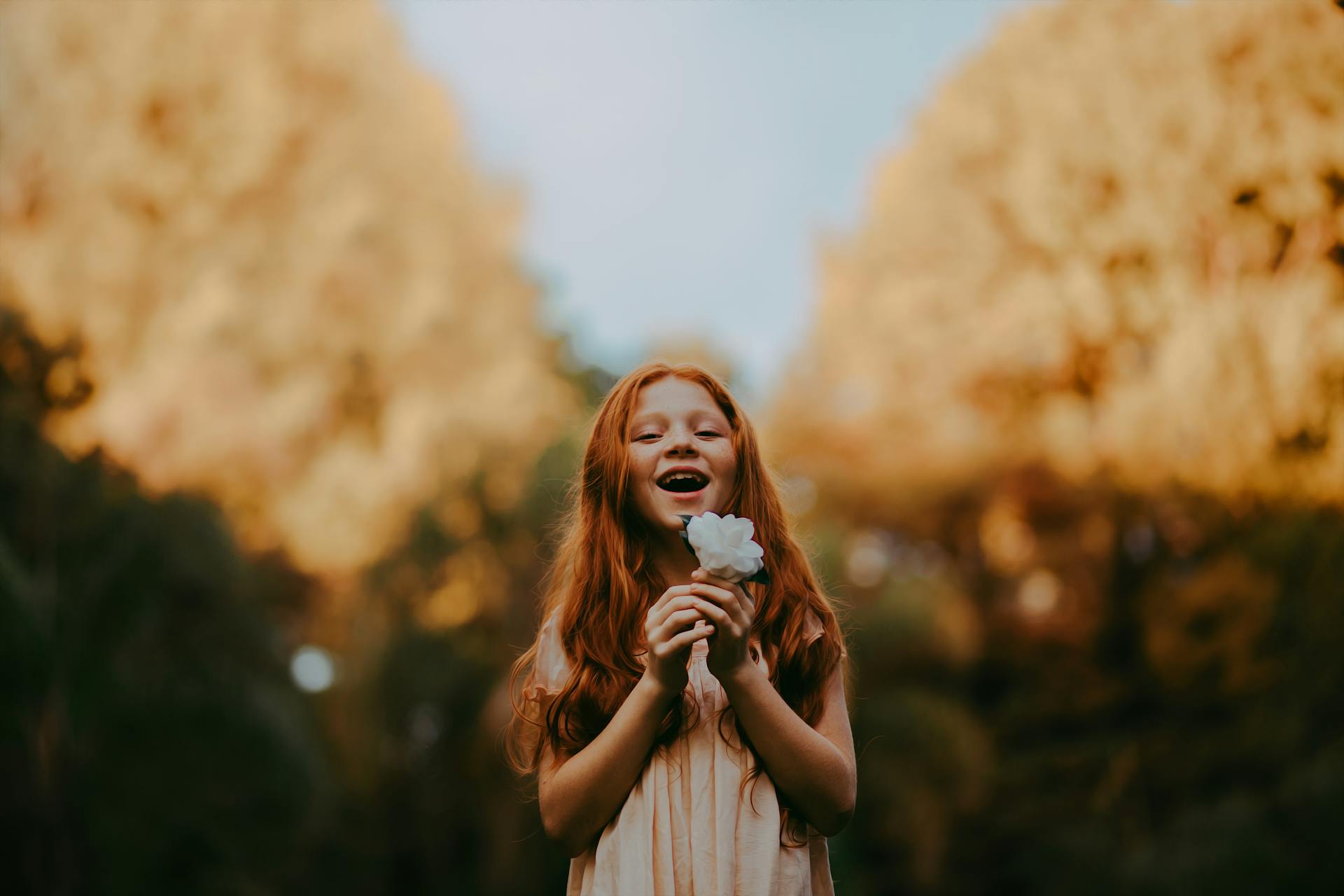 Una niña sonriente | Fuente: Pexels