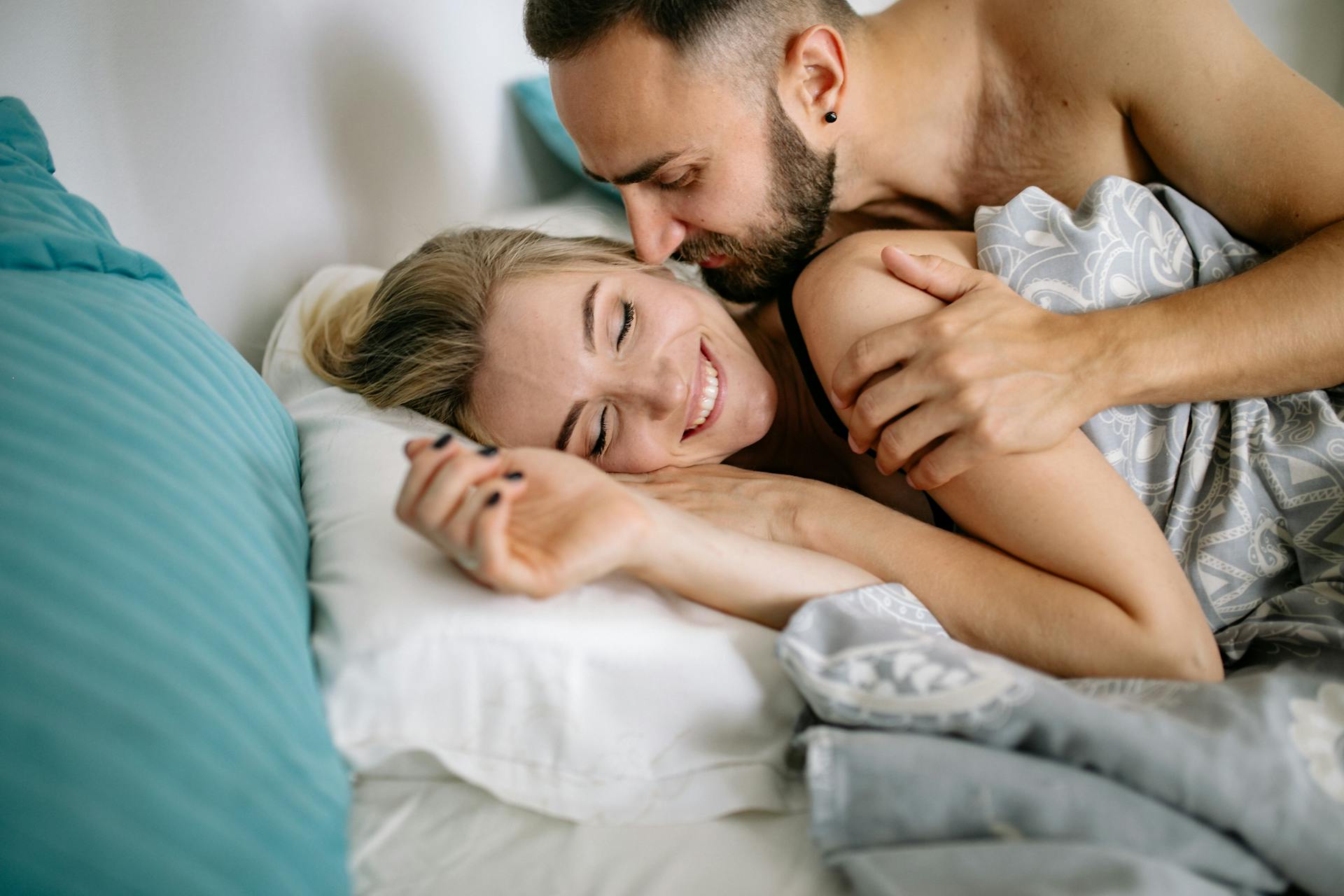 Un hombre abrazado a su esposa por la mañana | Fuente: Pexels