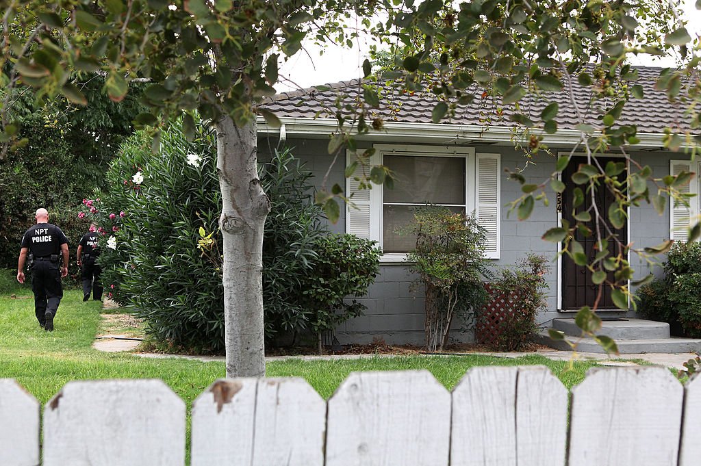 Agentes de la policía de California registrando la casa de Phillip Garrido el 28 de agosto de 2009 en Antioch, California. | Imagen: Getty Images