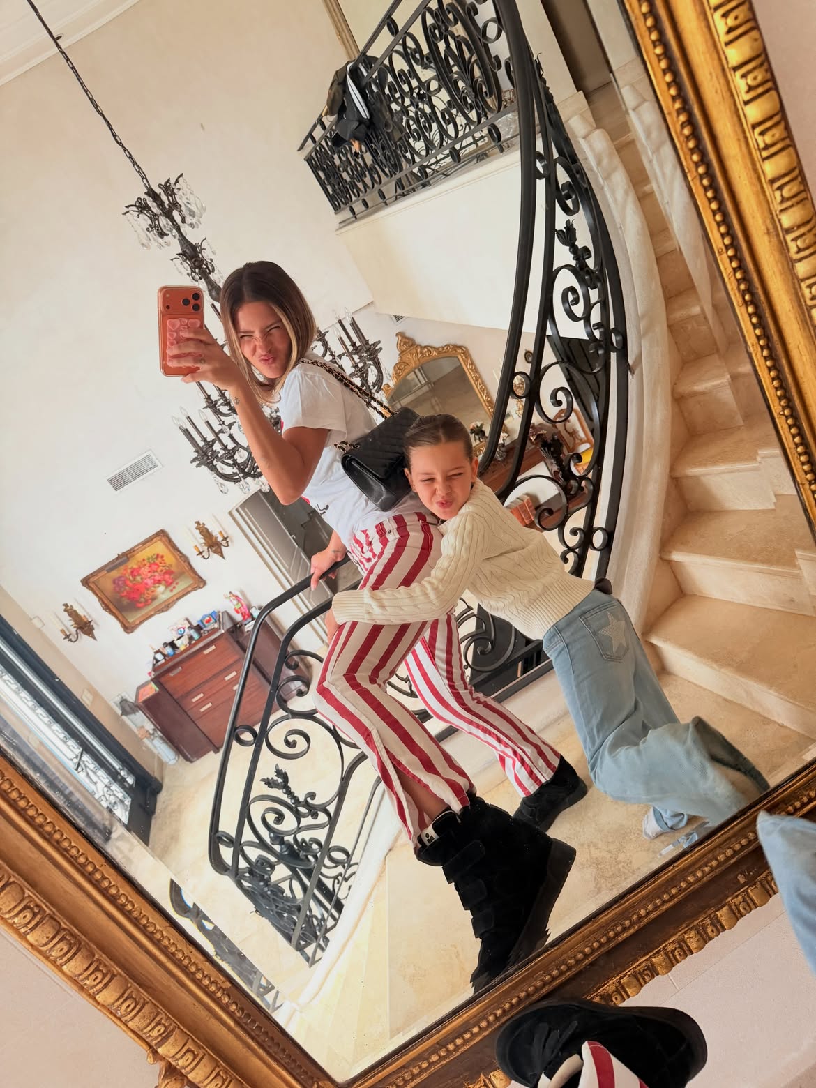 María Eugenia La China Suárez posando junto a su hija Magnolia en la escalera de su casa | Fuente: Instagram
