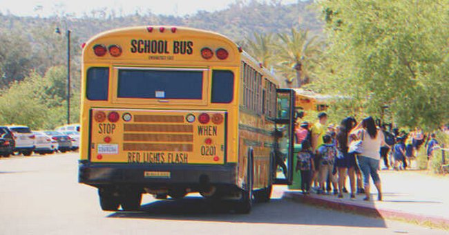 Un autobús escolar con niños subiendo | Foto: Shutterstock