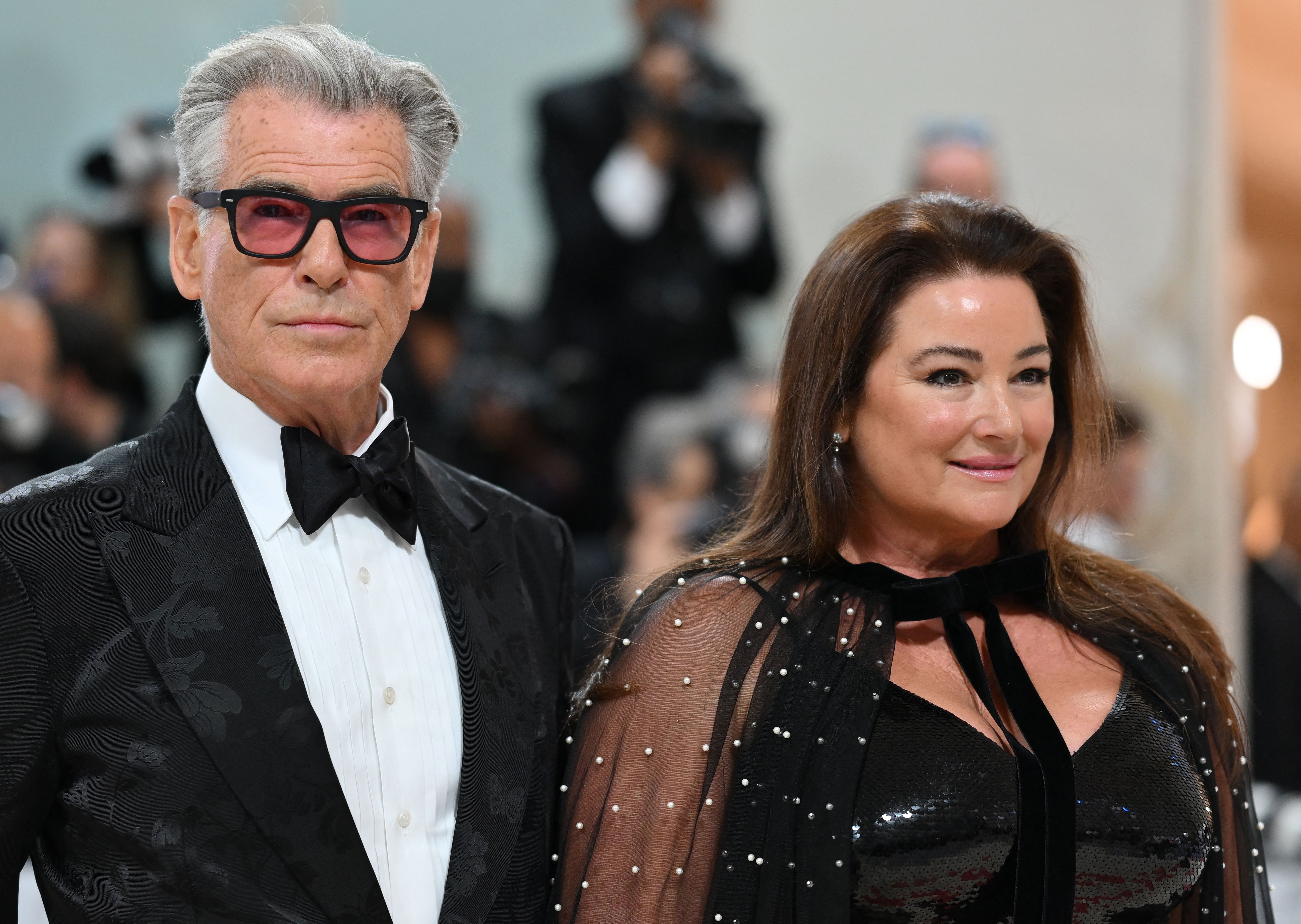 Pierce Brosnan y Keely Shaye Smith llegan a la Gala Met 2023 en el Museo Metropolitano de Arte el 1 de mayo de 2023, en Nueva York. | Foto: Getty Images