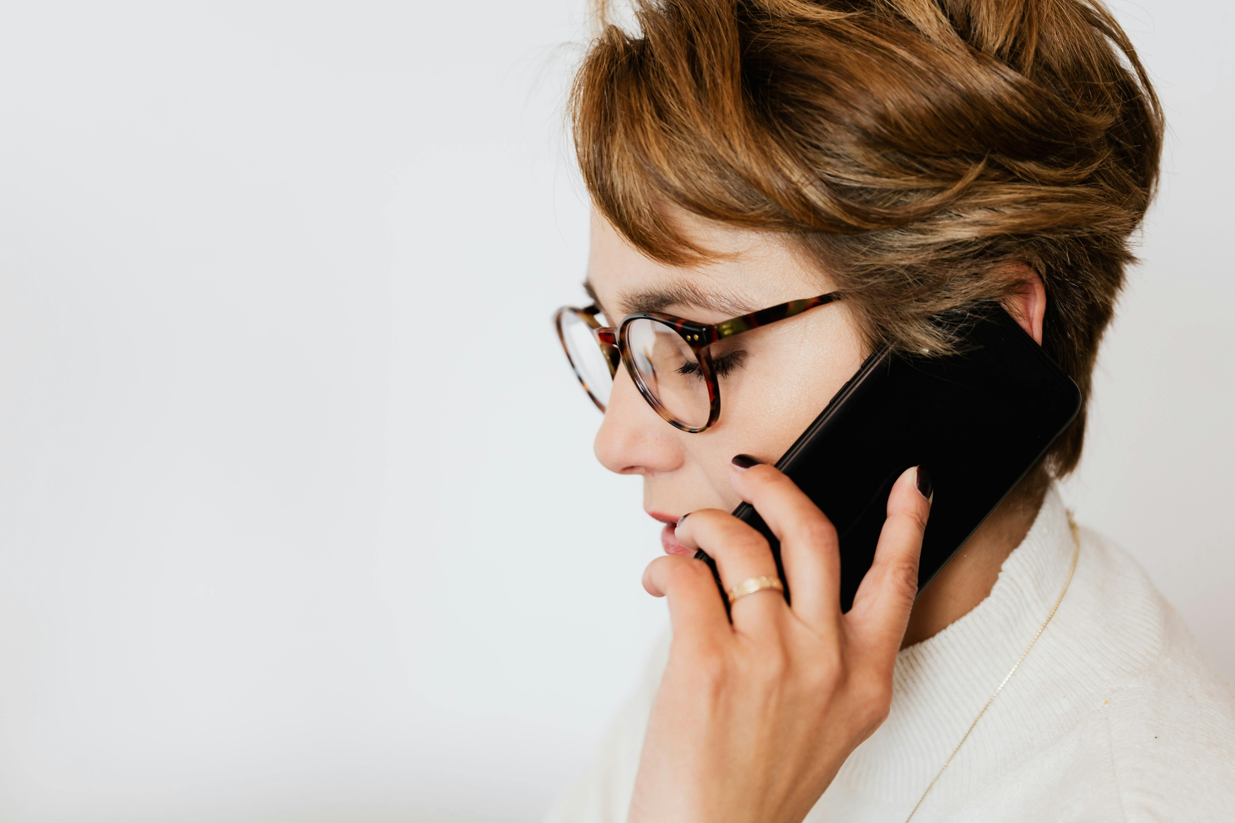 Una donna al telefono | Fonte: Pexels