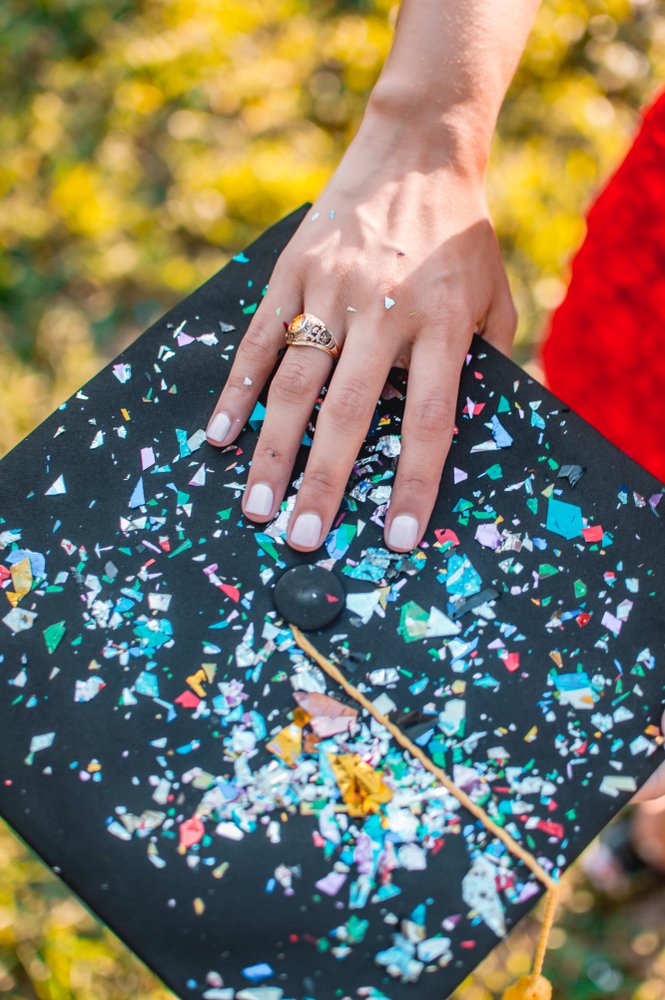 Mujer con anillo de graduación. | Foto: Shutterstock.