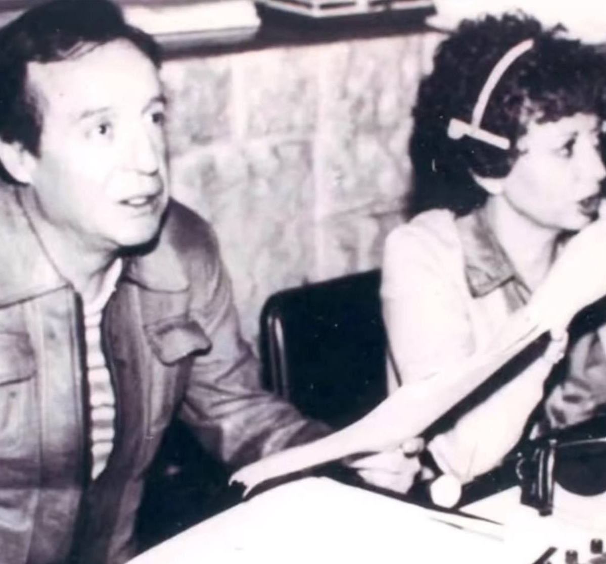 Roberto Gómez Bolaños junto a Carmen Ochoa, productora detrás de "El Chavo del 8" y "Chespirito" | Fuente: TikTok/famososunivision