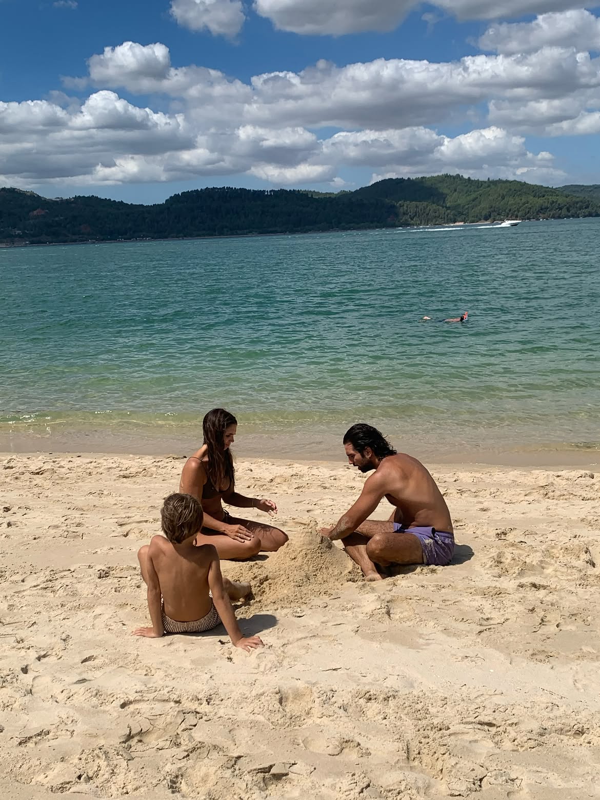 Elena Furiase, Gonzalo Sierra y su hijo disfrutan de la playa | Fuente: Instagram/lolitafoficial