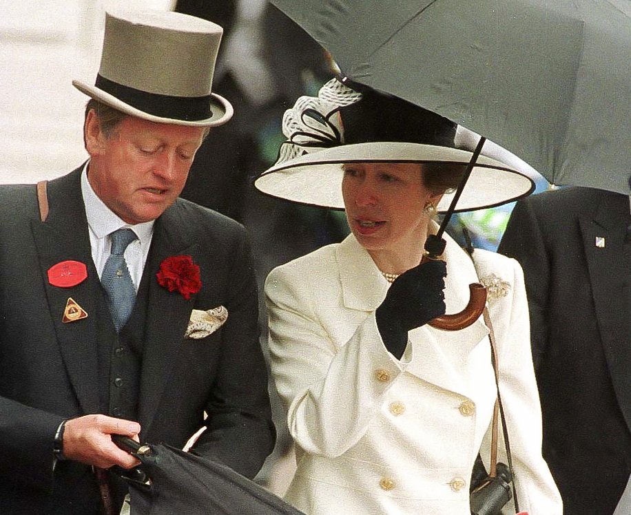La princesa Anne y Andrew Parker Bowles en la reunión de la carrera Royal Ascot, el 19 de junio de 1997 en Ascot, Reino Unido. | Foto: Getty Images