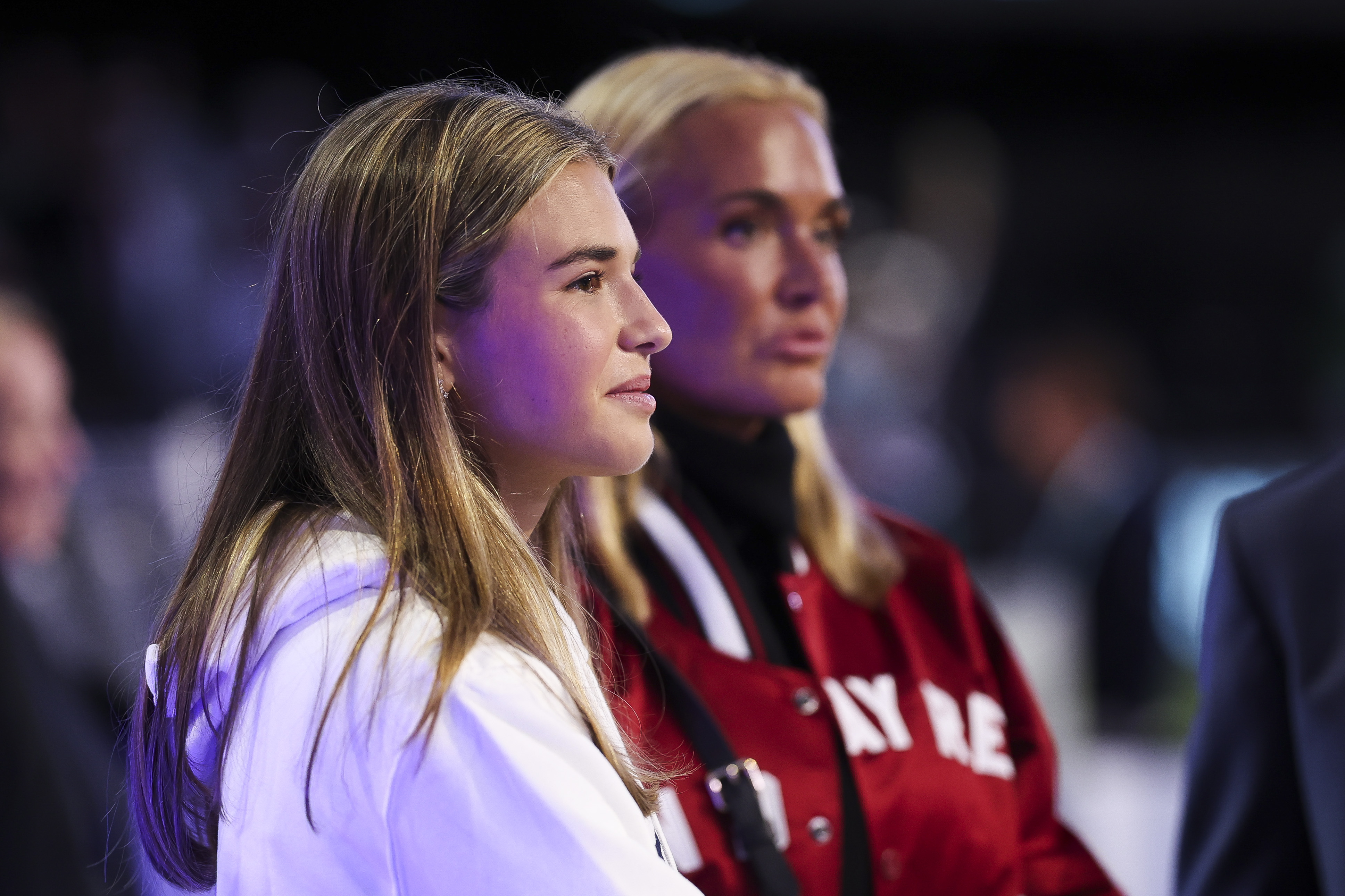 Kai Trump asiste a un torneo de golf de la TGL junto a su madre, Vanessa Trump, en Palm Beach Gardens, Florida, el 17 de marzo de 2026. El apoyo de su familia ha sido especialmente importante para la joven golfista ahora que se enfrenta a un periodo de recuperación inesperado. | Fuente: Getty Images