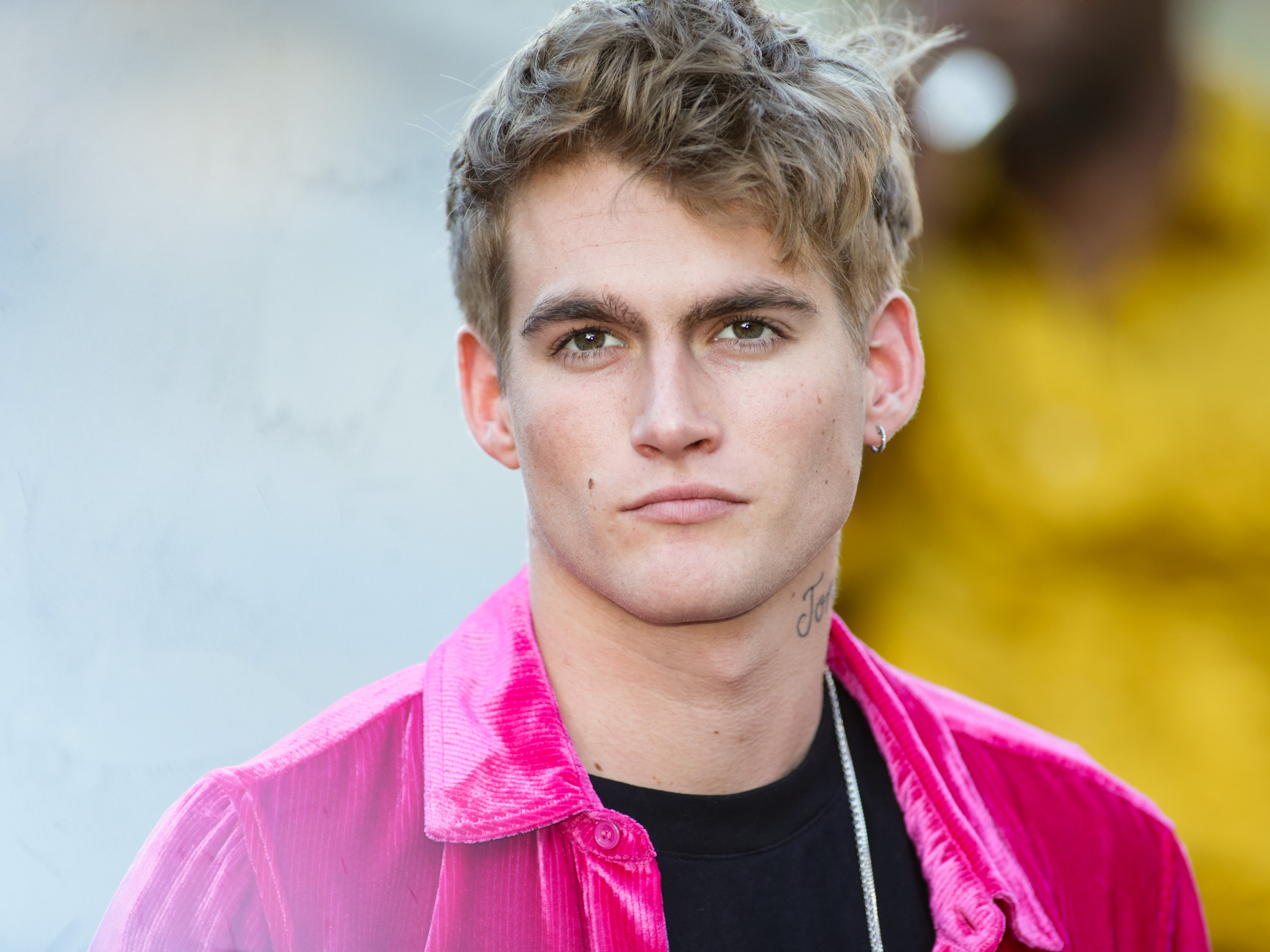 Presley Gerber acaparó todas las miradas a la salida de los Premios CFDA de Moda 2019, celebrados en el Museo de Brooklyn el 3 de junio de 2019, en el distrito de Brooklyn de Nueva York. El joven modelo lució un look atrevido con una camisa de terciopelo arrugado en un vibrante rosa intenso, abrochada hasta arriba y puesta sobre una sencilla camiseta negra, y remató este look de alta costura con un collar de cadena plateada, un pendiente de aro y su melena rubia oscura y despeinada. | Fuente: Getty Images