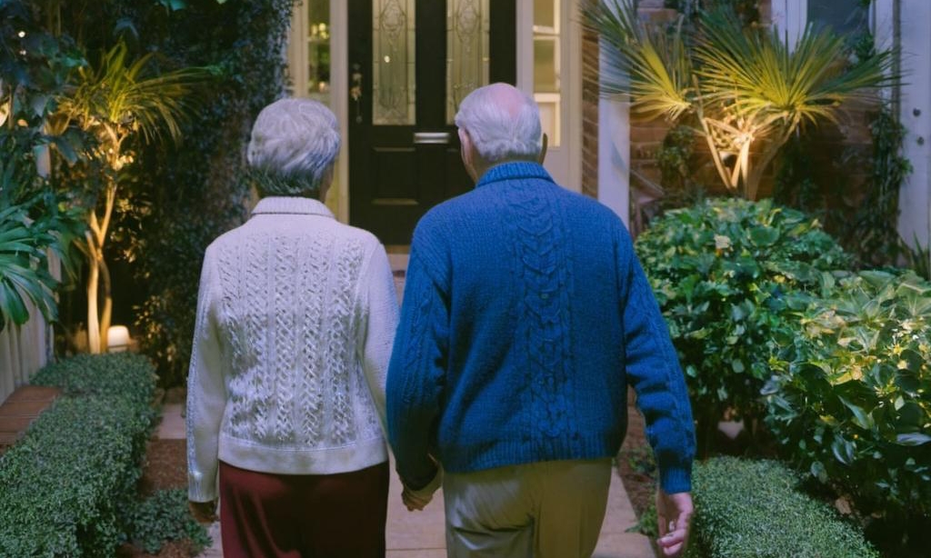 Harold y Margaret llegando a casa, preparados para un esperanzador futuro juntos | Fuente: Midjourney