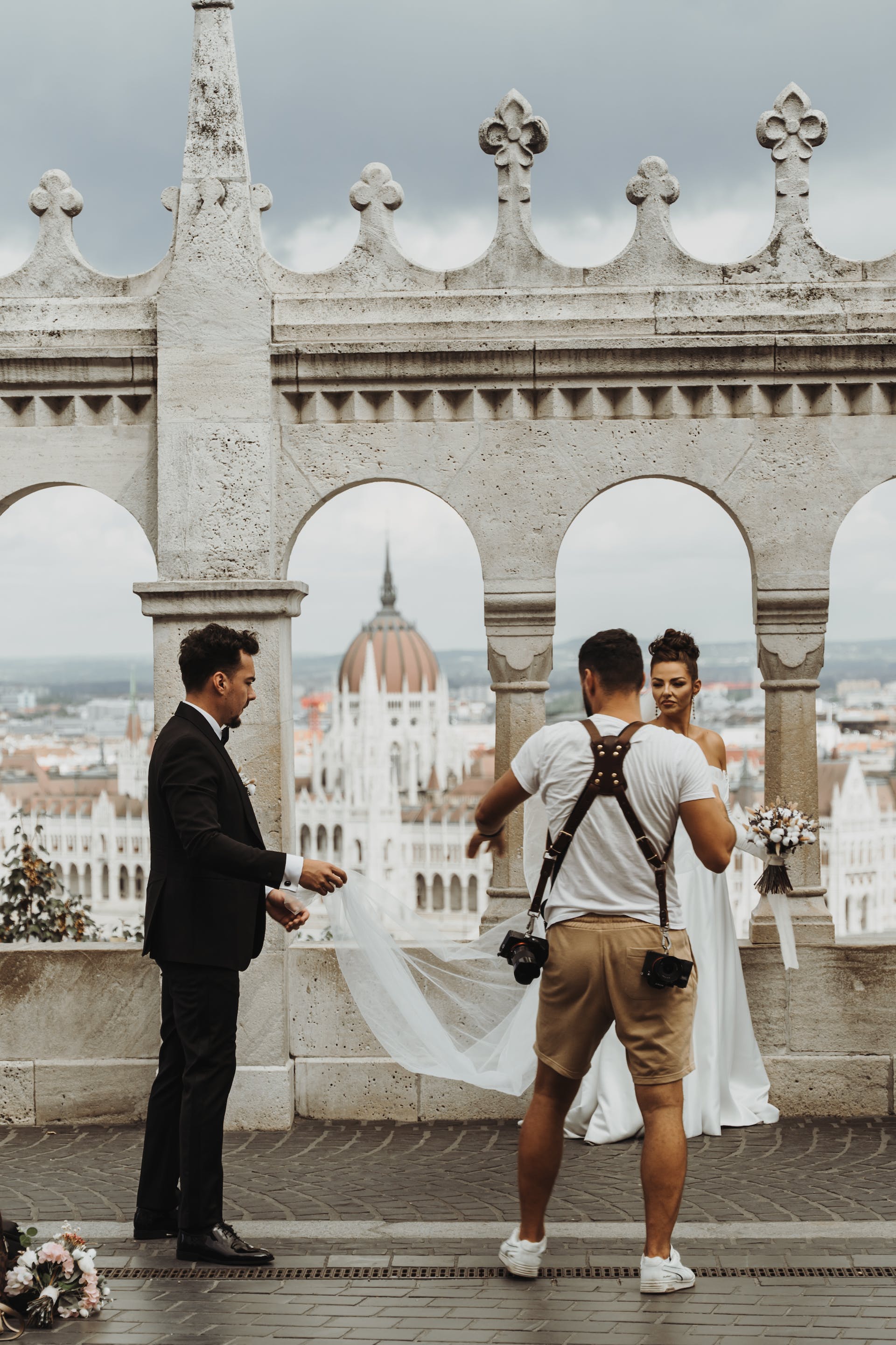 Fotógrafo de bodas con una pareja | Foto: Pexels