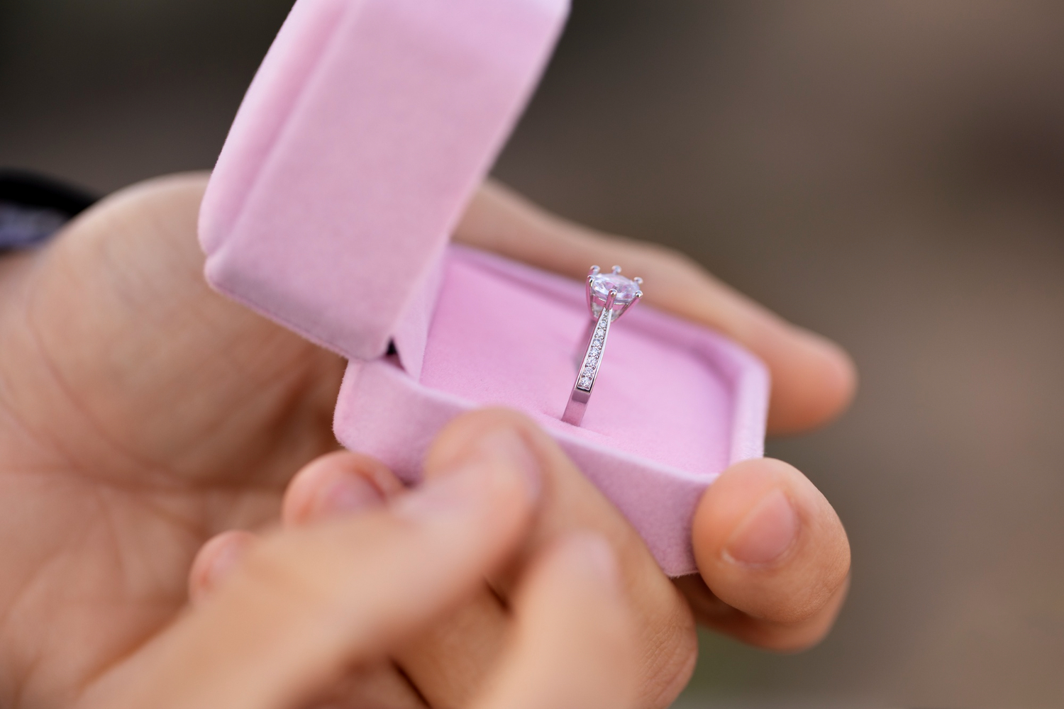 Un hombre sujetando una caja de anillos | Fuente: Freepik
