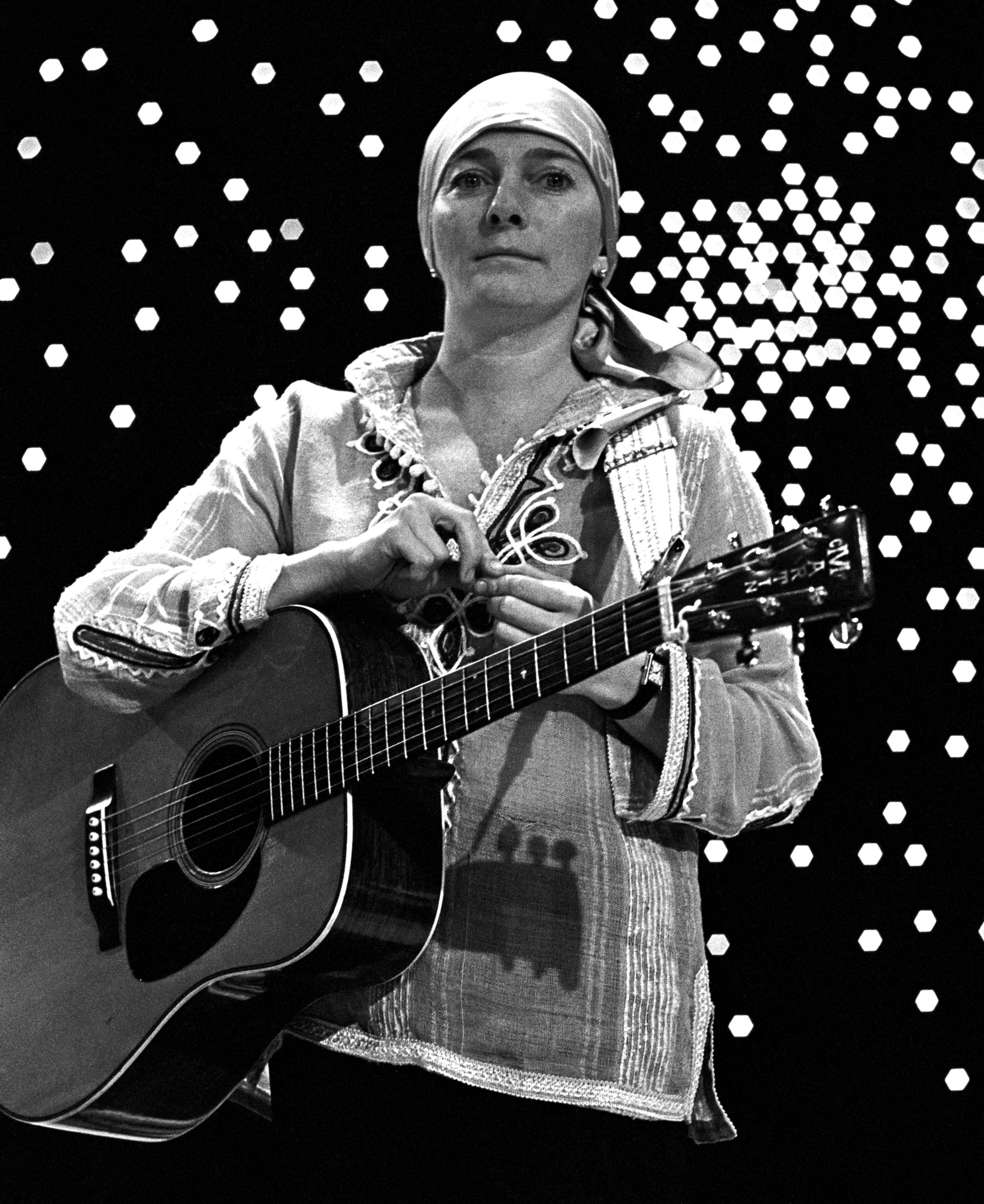 La cantante durante el ensayo para "The Midnight Special" en los estudios NBC, alrededor de 1976 | Fuente: Getty Images