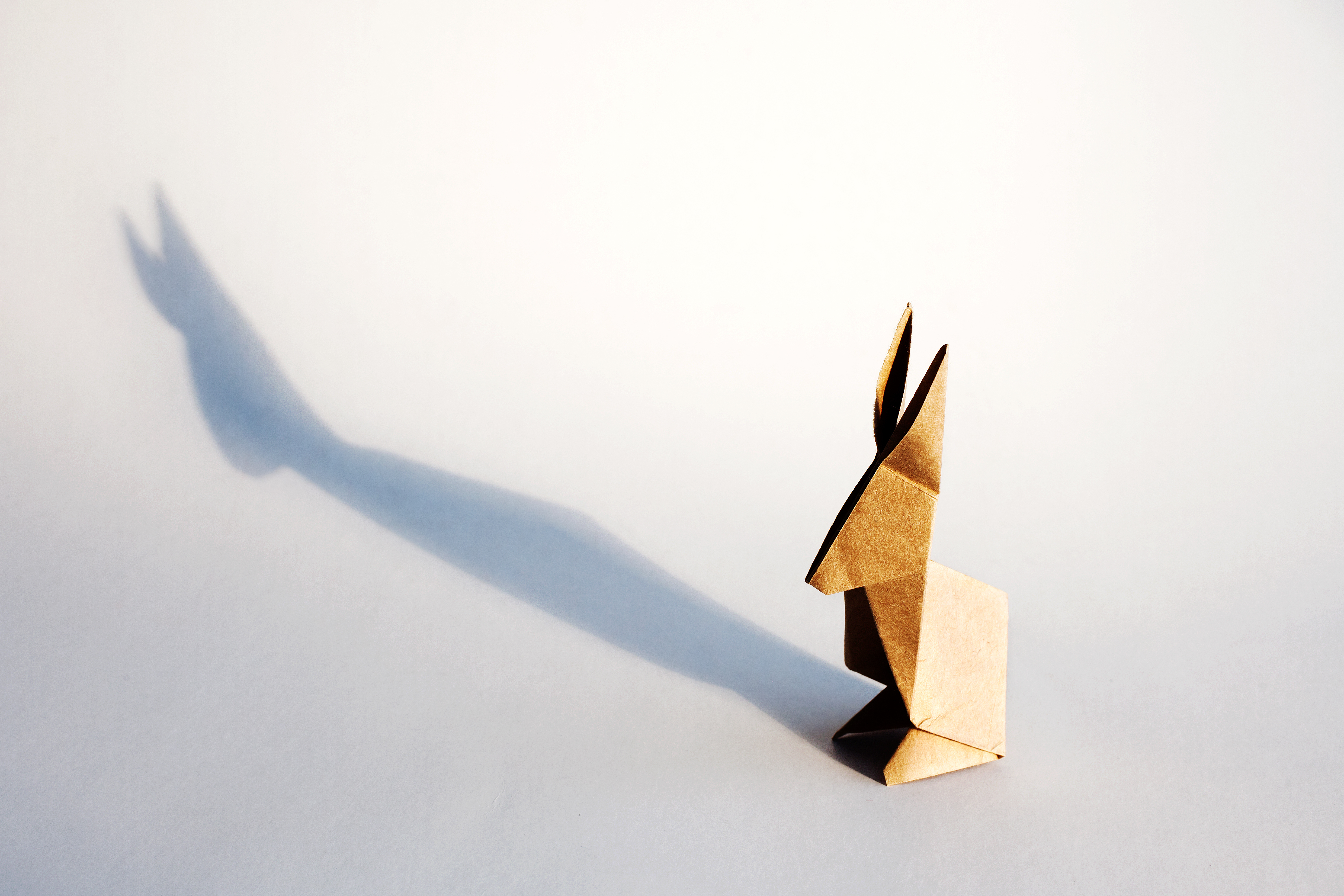 Conejo de origami marrón | Fuente: Shutterstock