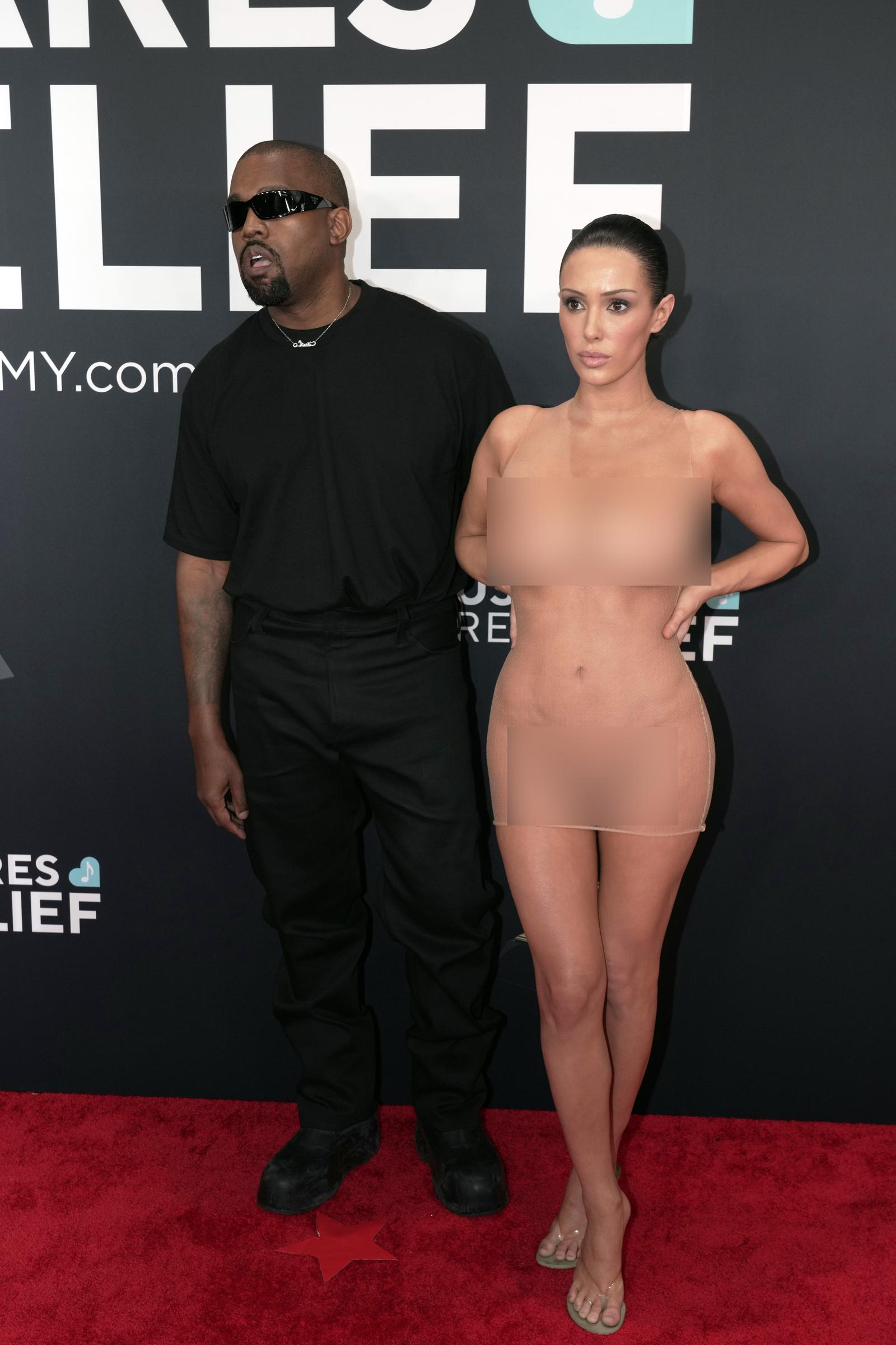 Kanye West y Bianca Censori asisten a la 67 edición de los Premios Grammy el 2 de febrero de 2025, en Los Ángeles, California. | Fuente: Getty Images