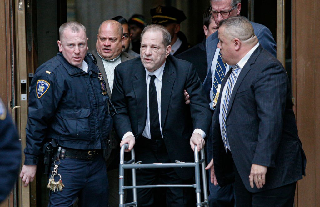 Harvey Weinstein sale de la corte el 6 de enero de 2020 en la ciudad de Nueva York. | Foto de Kena Betancur vía Getty Images