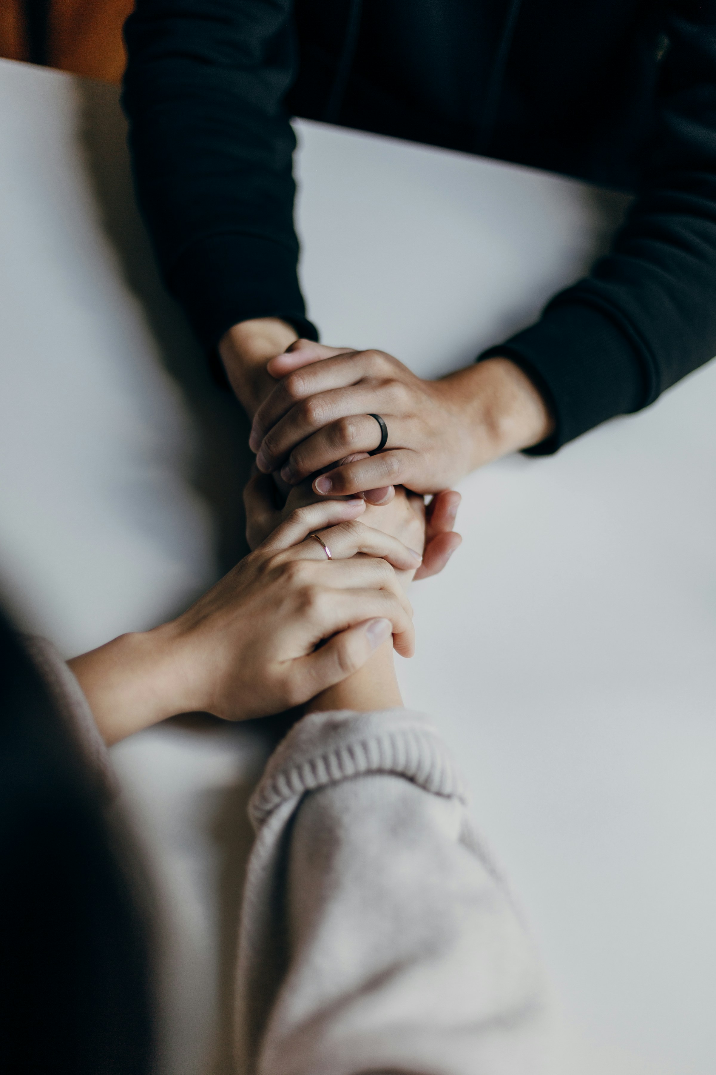 Un hombre consolando a su pareja | Fuente: Unsplash