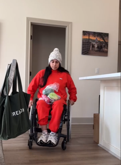 Maria Palen reúne ingredientes para una ensalada, como se ve en un post fechado el 8 de enero de 2025 | Fuente: Instagram/@planthlete_maria