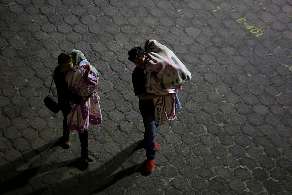 Personas se resguardan en un estacionamiento tras un sismo de magnitud 5.3 que sacudió la Ciudad de México, México, el 16 de enero de 2026, con epicentro en San Marcos, Guerrero, lo que activó las alertas sísmicas en varias zonas de la capital y otros estados | Fuente: Getty Images