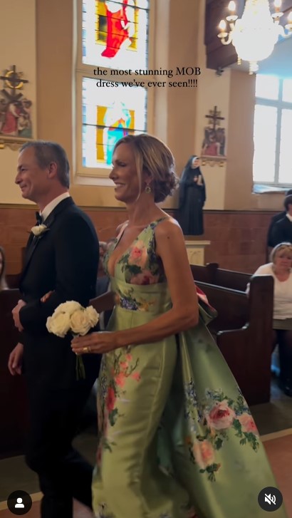 Lori DeWitt y Robert Chance DeWitt en la boda de su hija en un clip subido el 5 de junio de 2024 | Fuente: Instagram/capturedbychloe.co