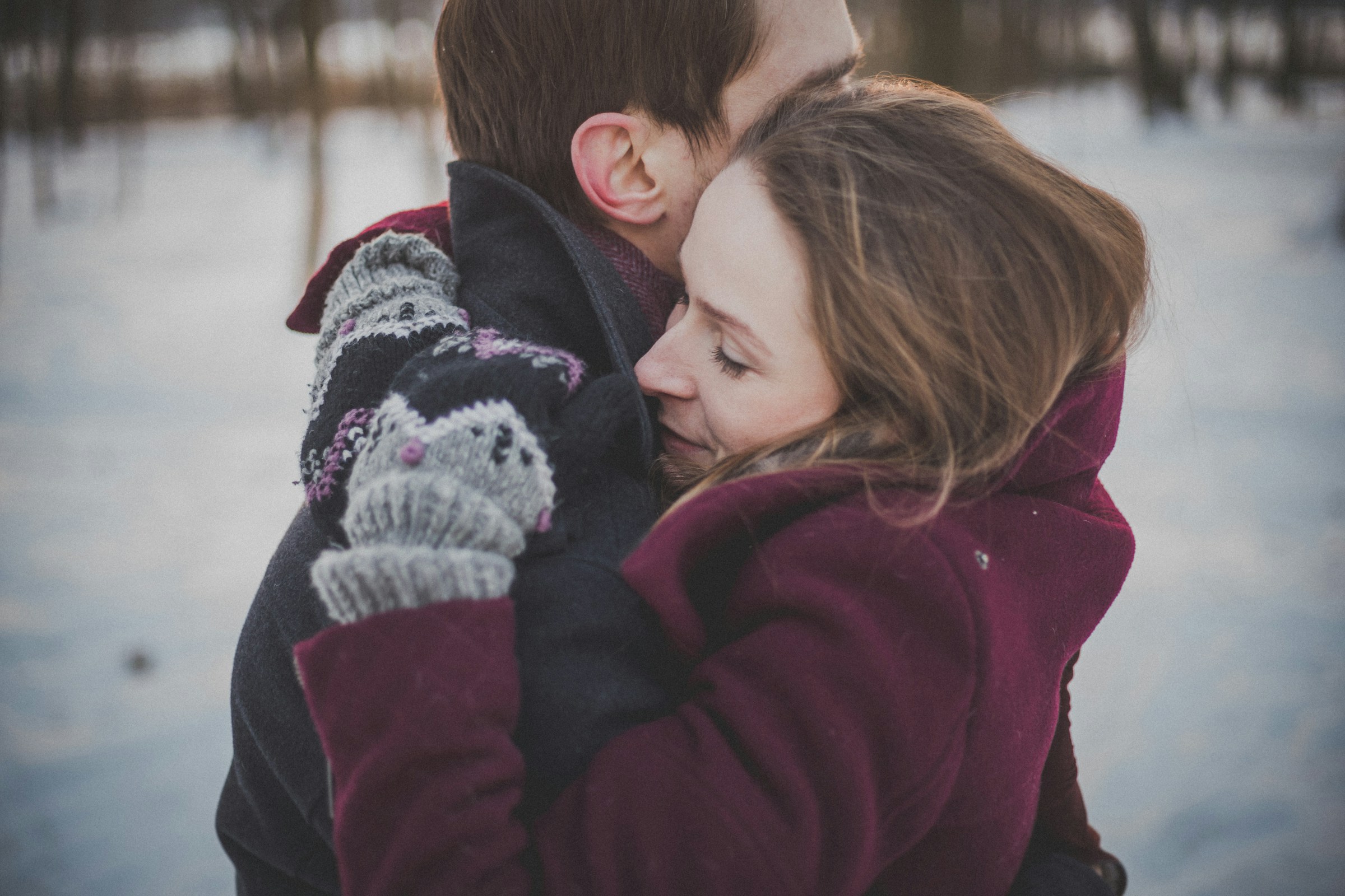 Una pareja abrazándose en invierno | Foto: Unsplash