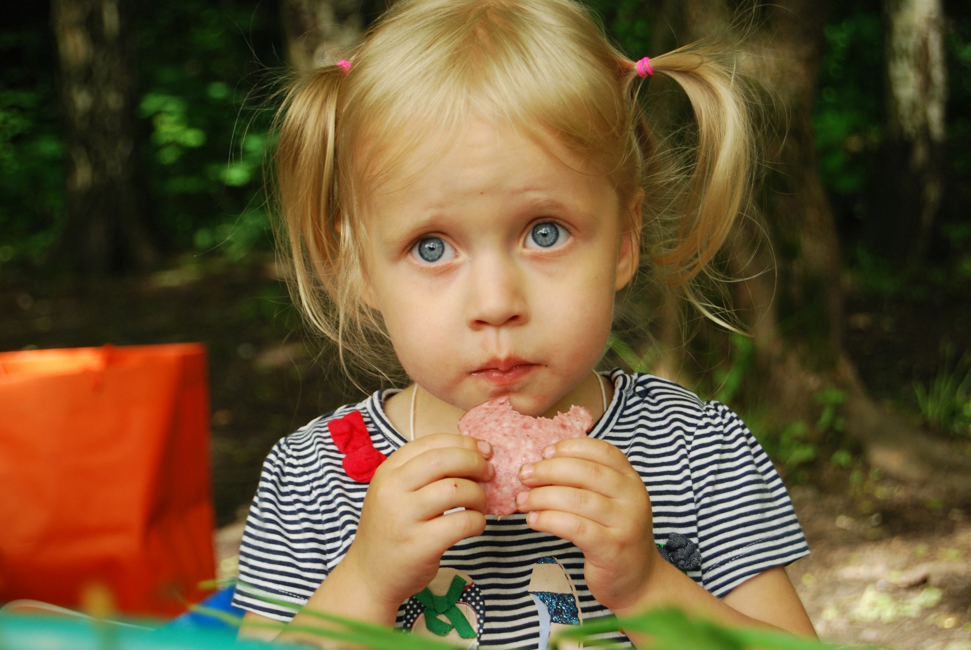Una bambina che mangia Fonte: Unsplash