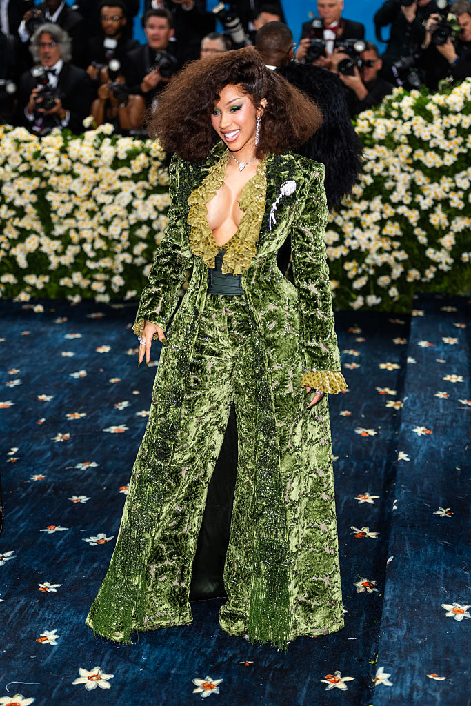 Cardi B acapara miradas en la Met Gala 2025, realizada el 5 de mayo en el Met de Nueva York, que rindió homenaje al tema "Superfine: Tailoring Black Style".
