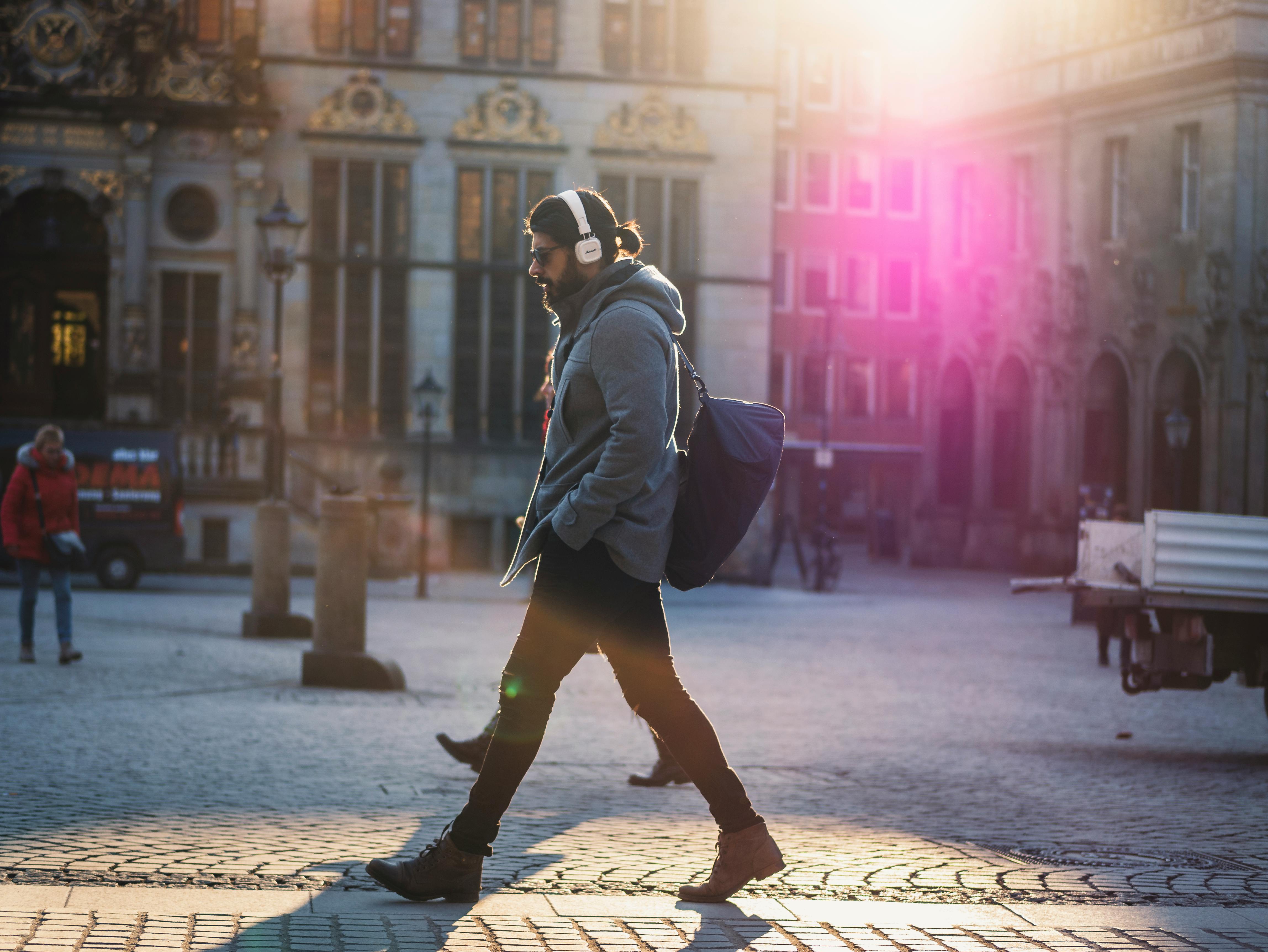 Hombre caminando por la ciudad | Fuente: Pexels