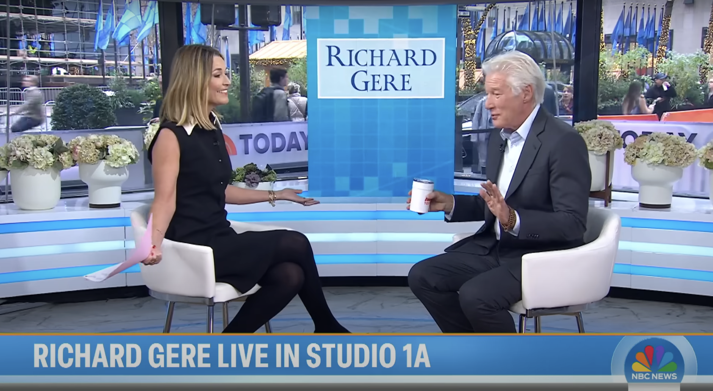 Savannah Guthrie y Richard Gere aparecen en un vídeo compartido el 20 de noviembre de 2024 | Fuente: YouTube/TODAY