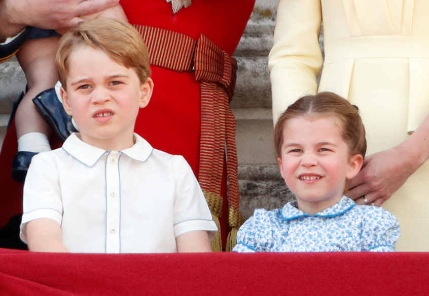 George apareció junto a la princesa Charlotte en el balcón del Palacio de Buckingham durante el "Trooping the Colour" el 8 de junio. Los dos hermanos vieron juntos el desfile aéreo, lo que permitió capturar una imagen de George, de 5 años, durante una de las tradiciones públicas más arraigadas de la familia real.