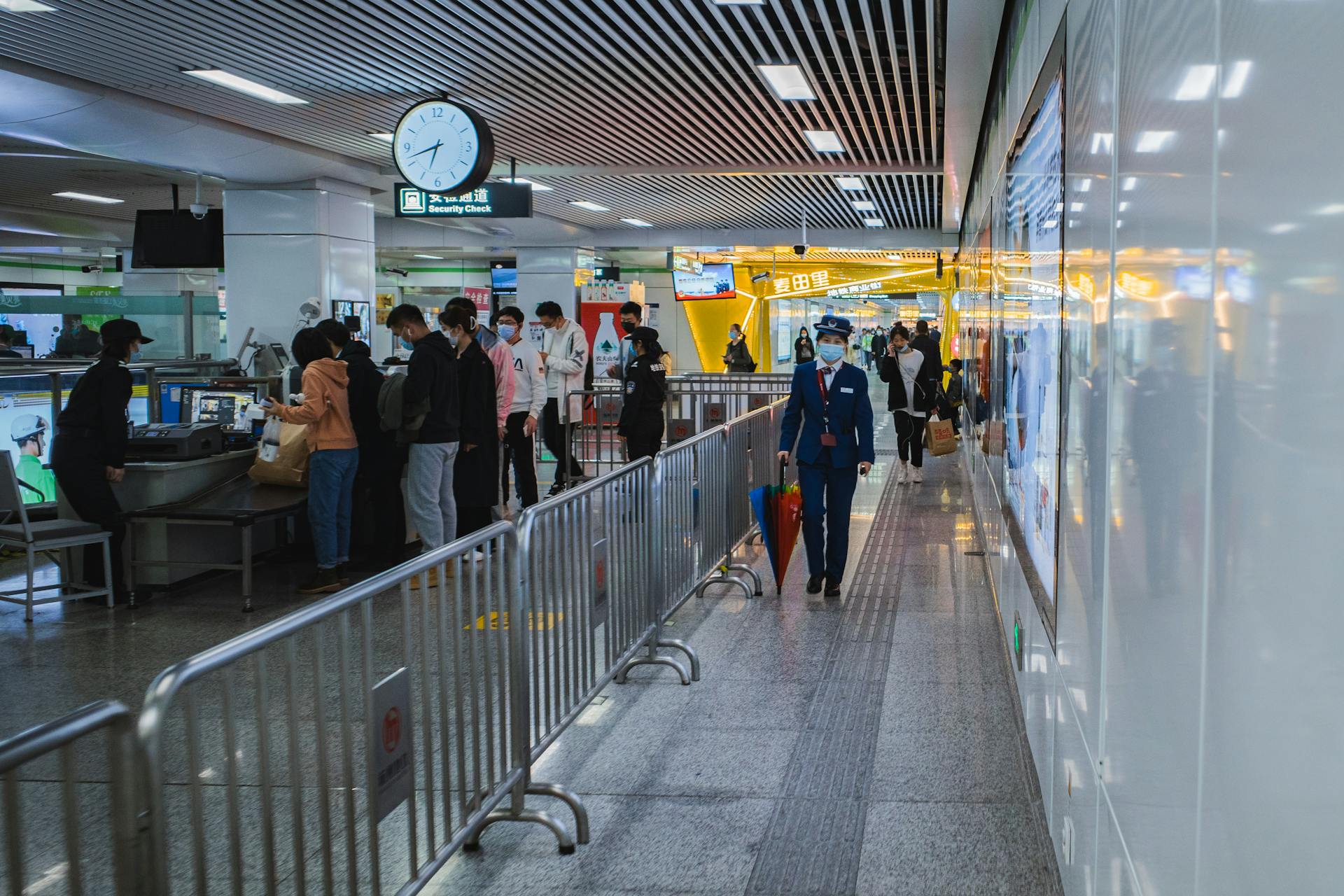 Personas en el control de seguridad de un aeropuerto | Fuente: Pexels