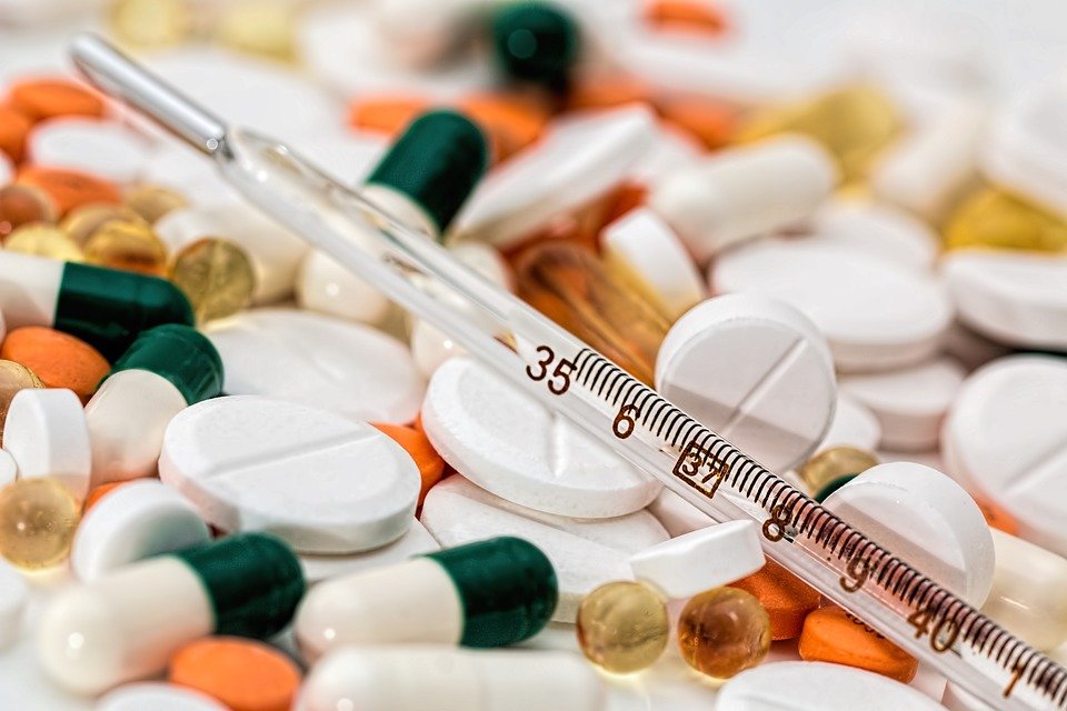 Conjunto de pastillas, cápsulas, tabletas y un termómetro.  | Imagen:  Pixabay