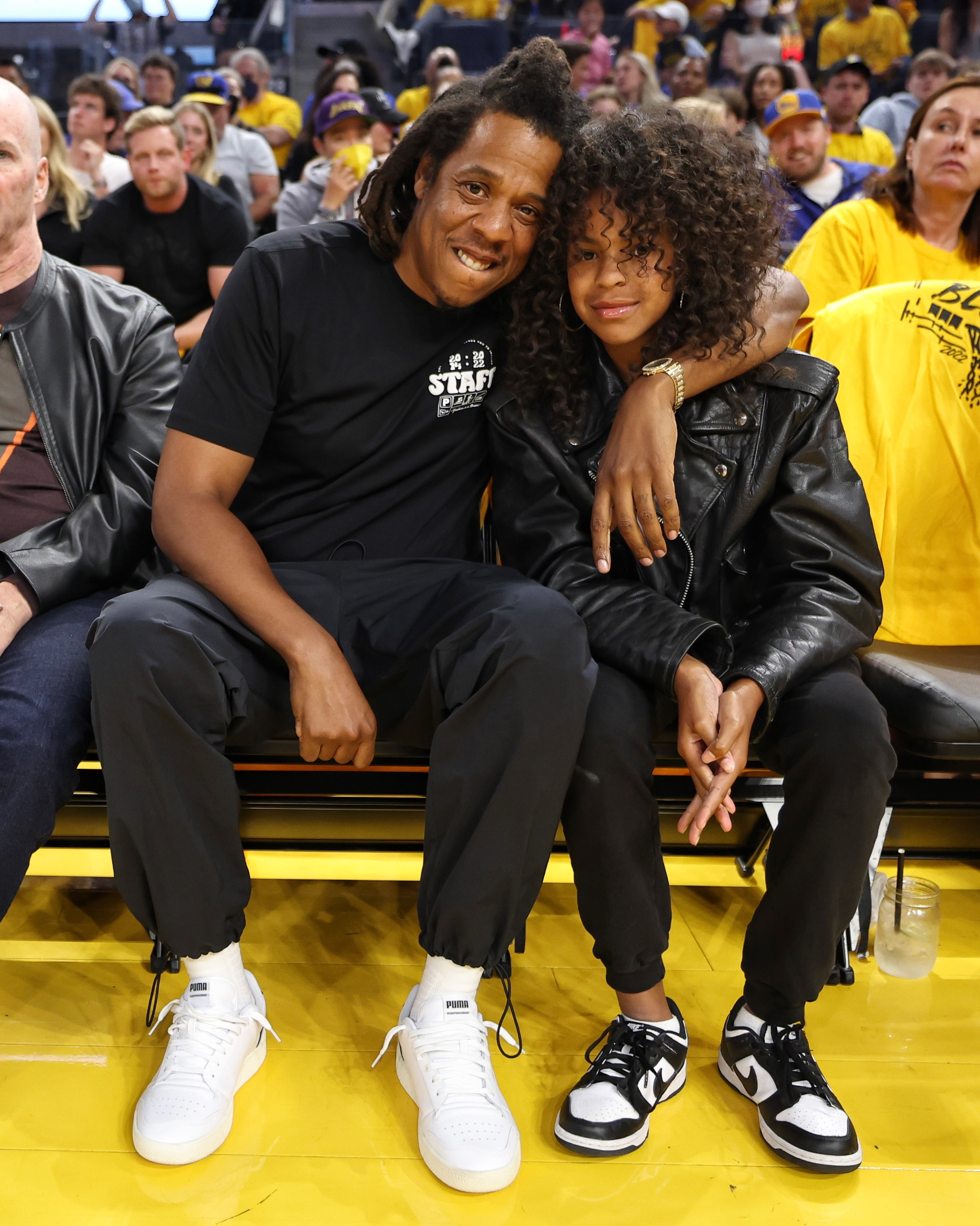 Jay-Z y Blue Ivy Carter posan para una foto durante un partido de baloncesto el 13 de junio de 2022, en San Francisco, California. | Fuente: Getty Images