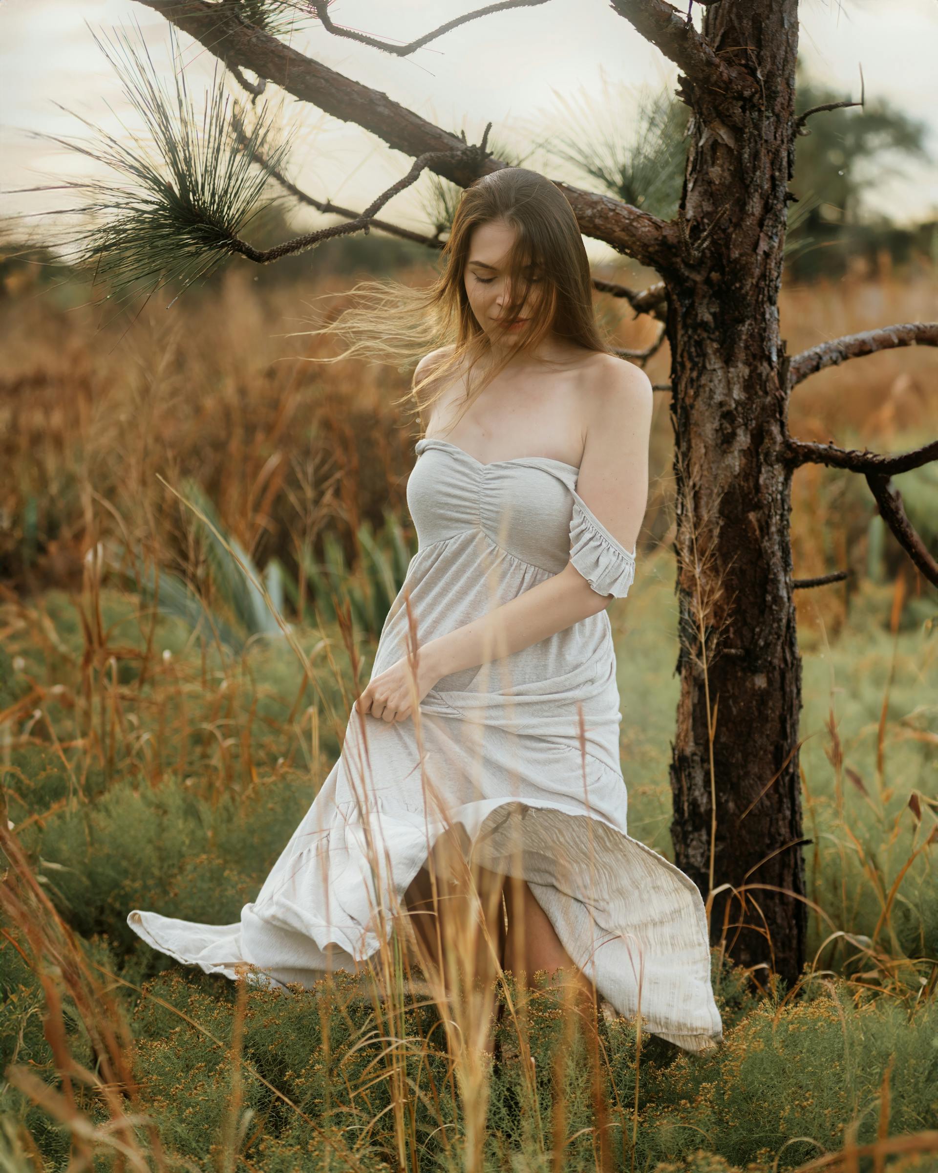 Joven con un vestido blanco en un campo | Fuente: Pexels