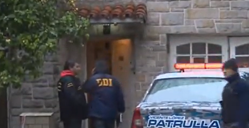 Oficiales afuera de la casa de Luis Süllos | Fuente: YouTube/Televisión Pública