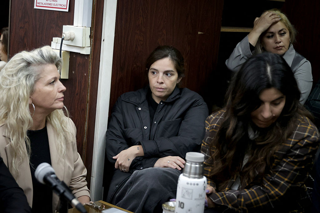 Dalma Maradona (centro) y Giannina Maradona (derecha), hijas de la fallecida leyenda del fútbol argentino Diego Maradona, asisten a una audiencia judicial del juicio por la muerte de Maradona junto a Verónica Ojeda (al fondo), expareja de Maradona y madre de Diego Fernando Maradona, en San Isidro, provincia de Buenos Aires, Argentina, el 8 de octubre de 2026. | Fuente: Getty Images
