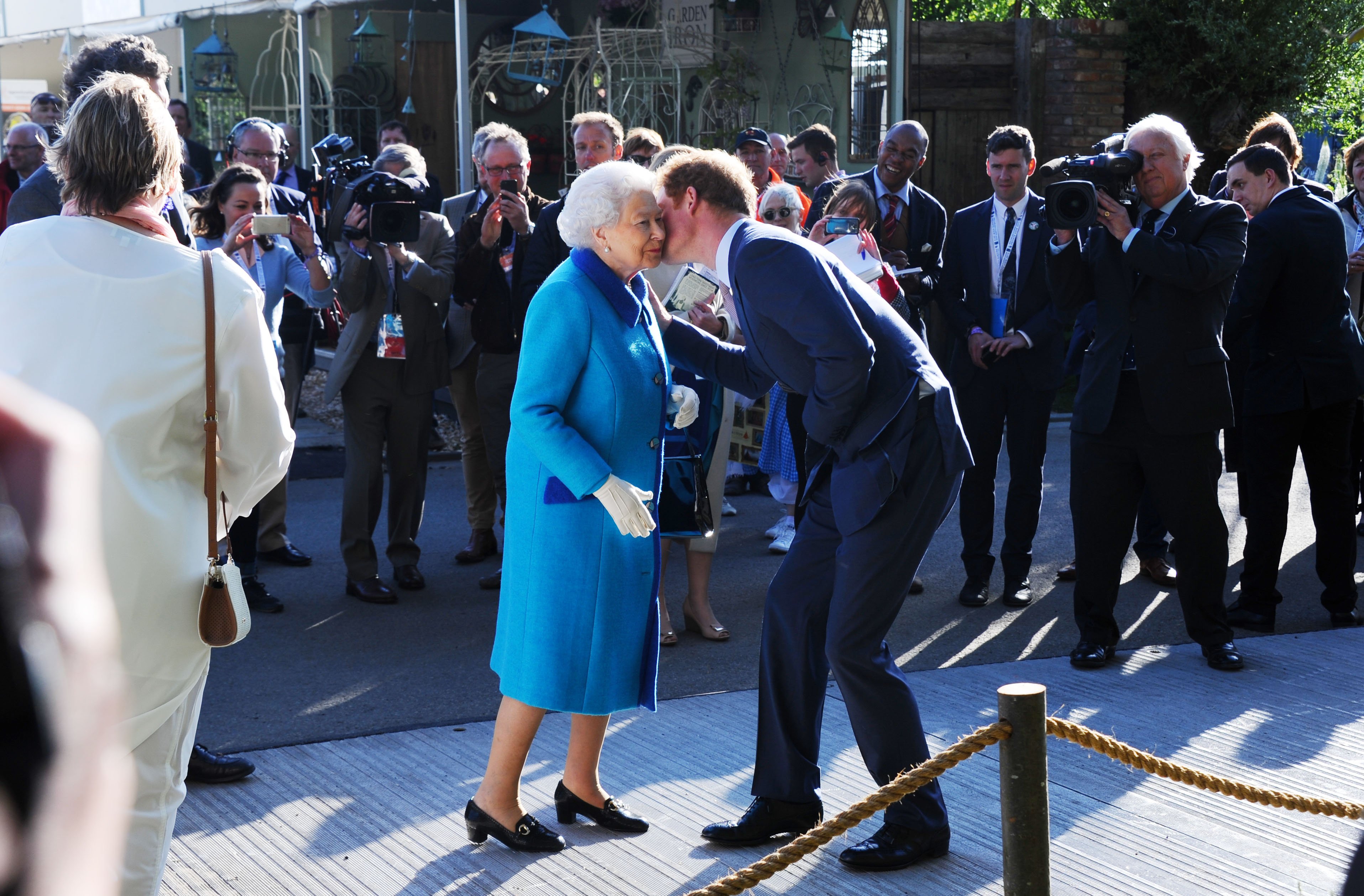 La reina Elizabeth II y el príncipe Harry en la exhibición anual de flores de Chelsea en el Royal Hospital Chelsea, el 18 de mayo de 2015 en Londres, Inglaterra. | Foto: Getty Images