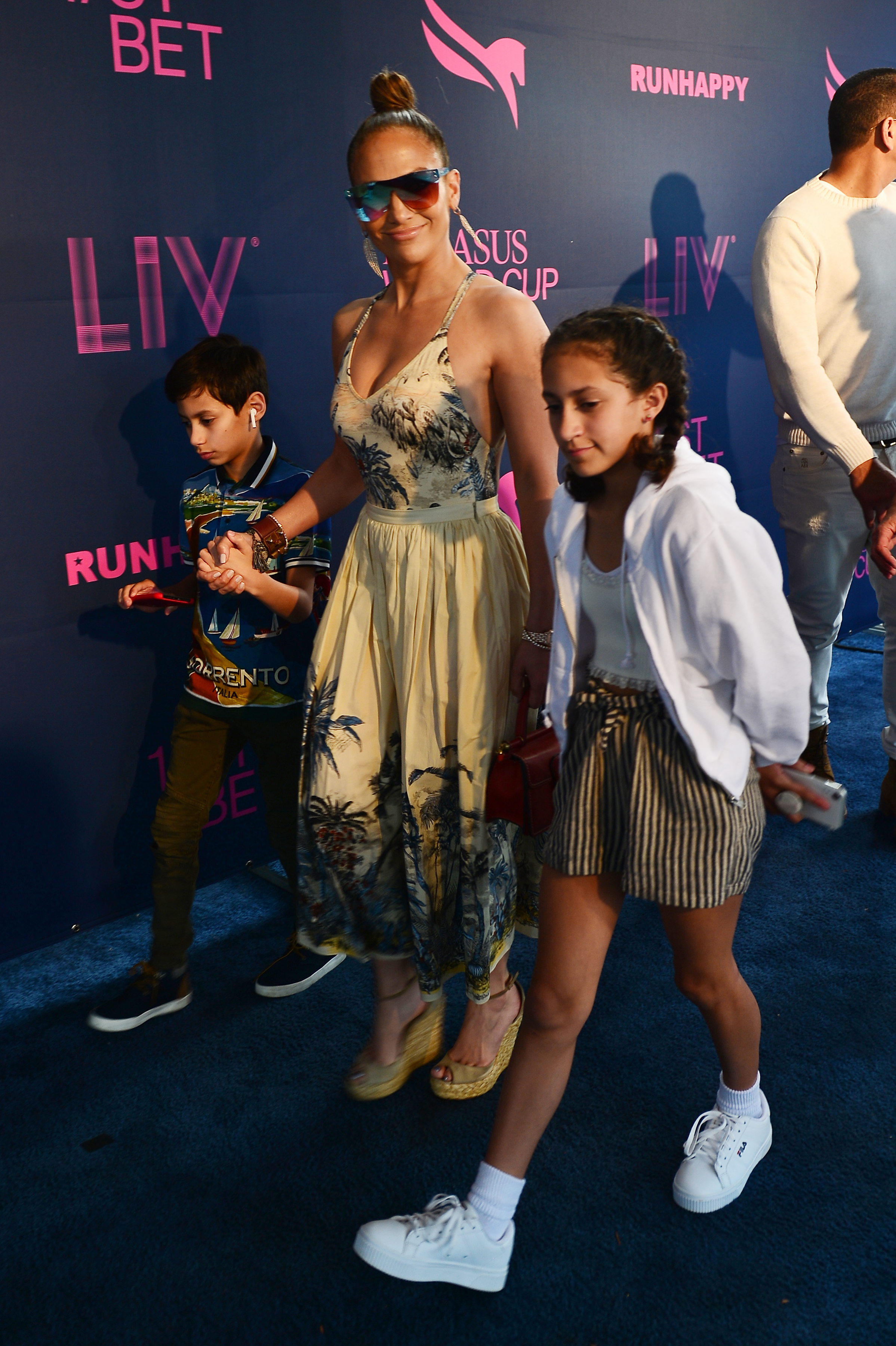 Max Muñiz, Jennifer Lopez y Emme Muñiz en el Pegasus World Cup Championship Invitational Series en Hallandale Beach, Florida, el 25 de enero de 2020 | Foto: Getty Images