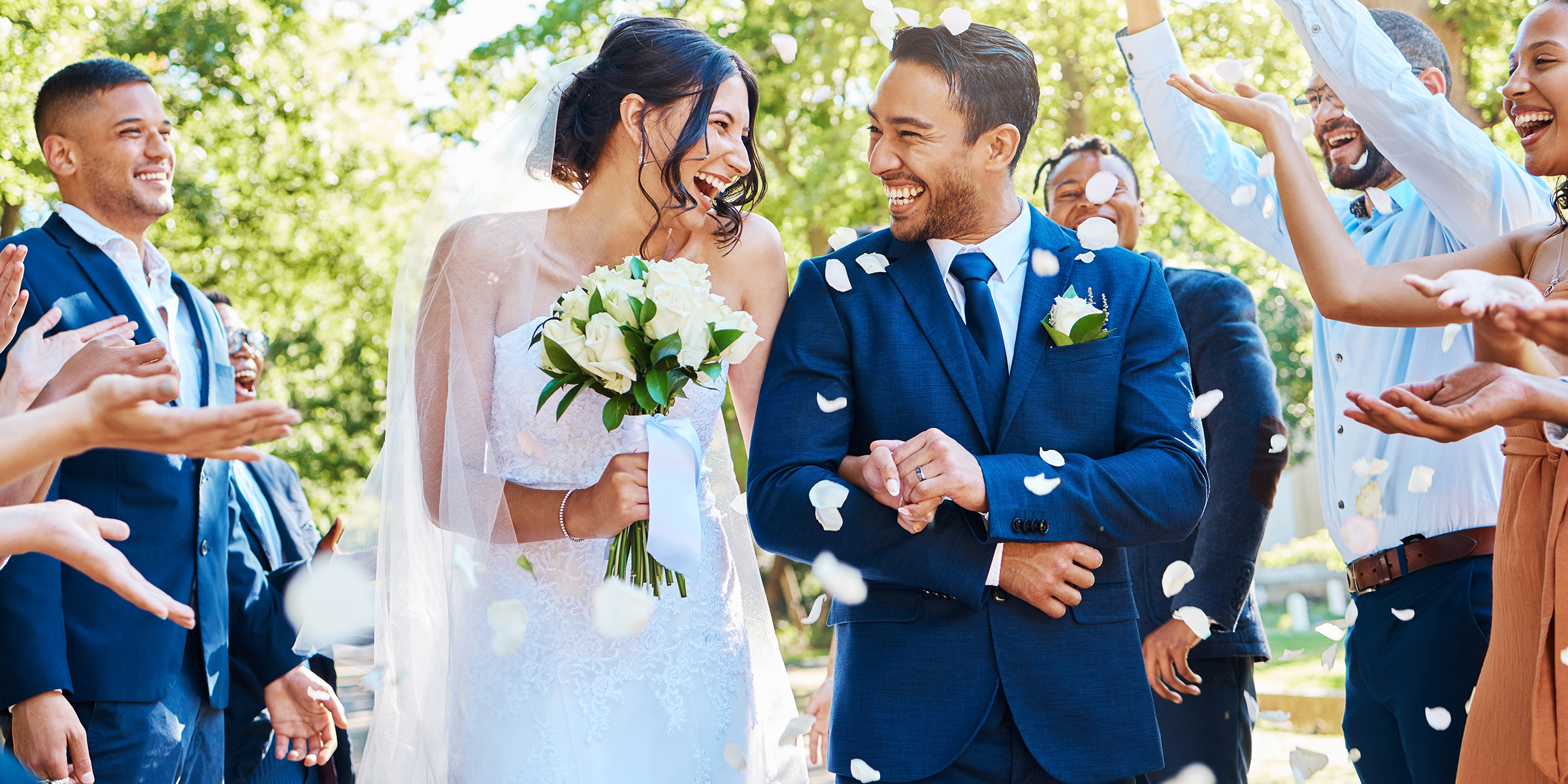 Una pareja feliz el día de su boda | Fuente: Shutterstock