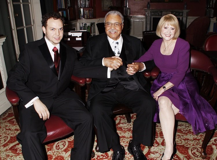 Flynn y James Earl Jones con Cecilia Hart en el RAC Club de Londres, Inglaterra, el 5 de octubre de 2011 | Fuente: Getty Images