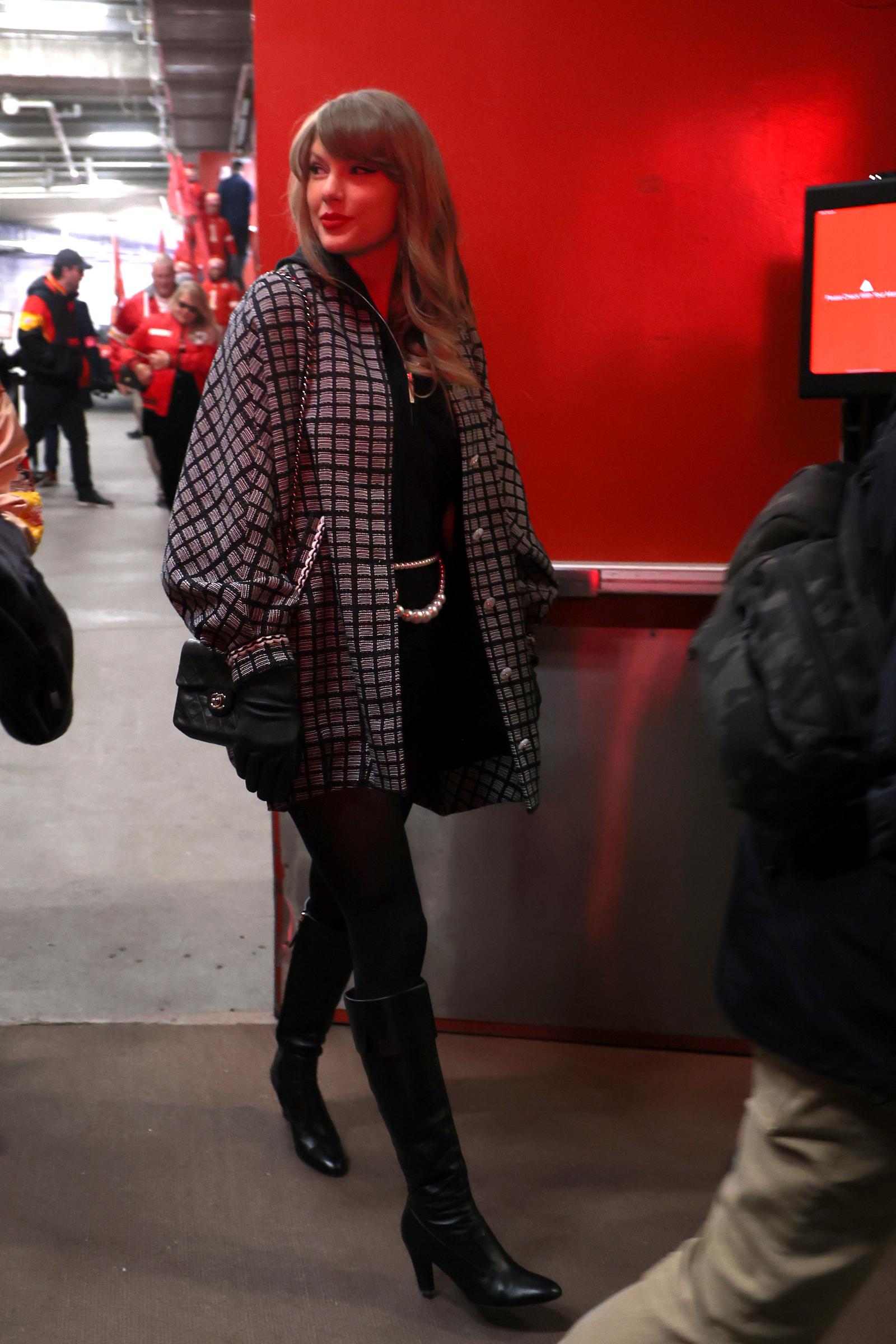 Taylor Swift es fotografiada llegando al partido de los playoffs divisionales de la AFC entre los Houston Texans y los Kansas City Chiefs el 18 de enero de 2025, en Kansas City, Missouri | Fuente: Getty Images