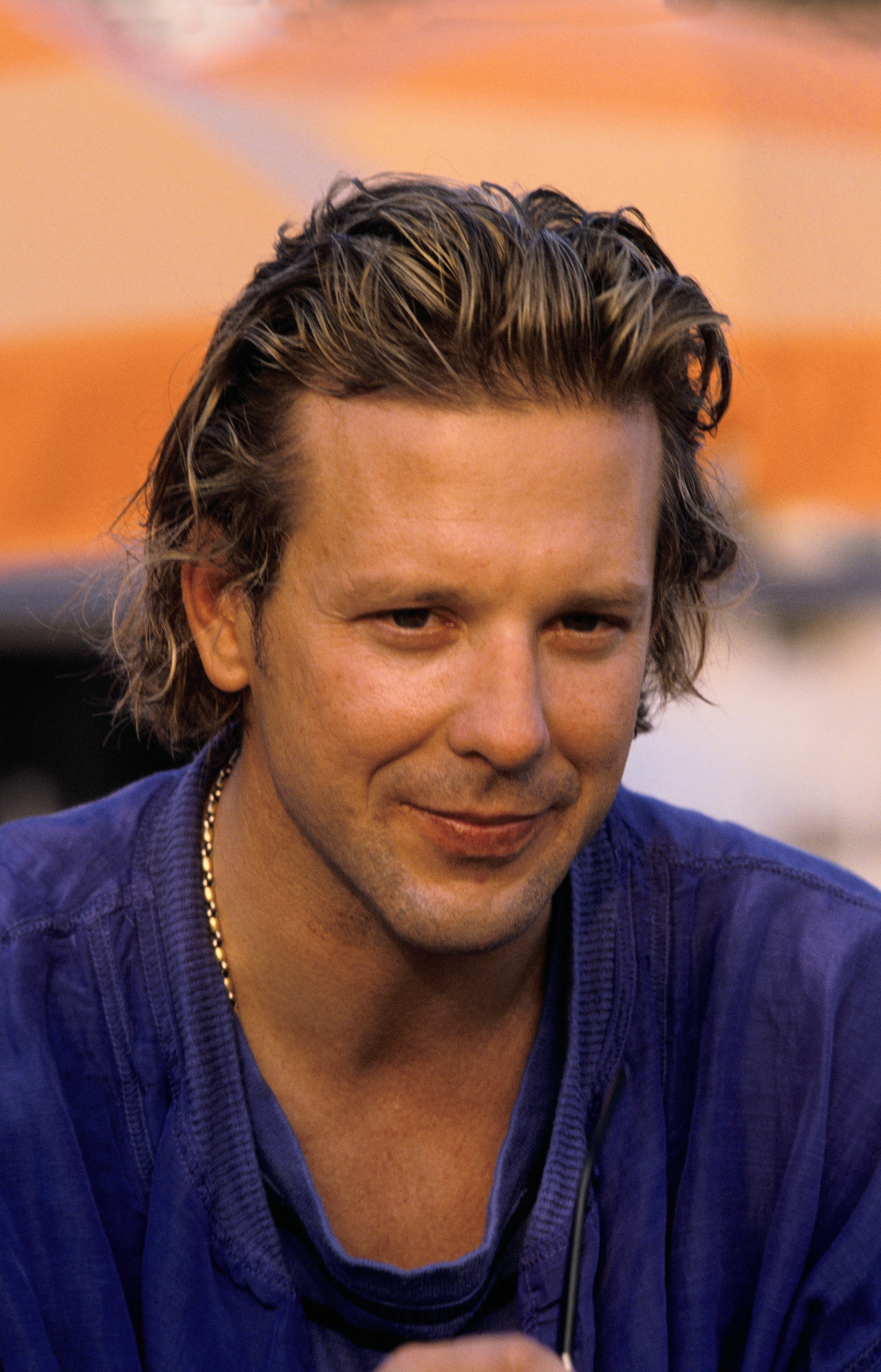 Mickey Rourke, fotografiado el 20 de agosto de 1988 en Cannes, Francia | Fuente: Getty Images