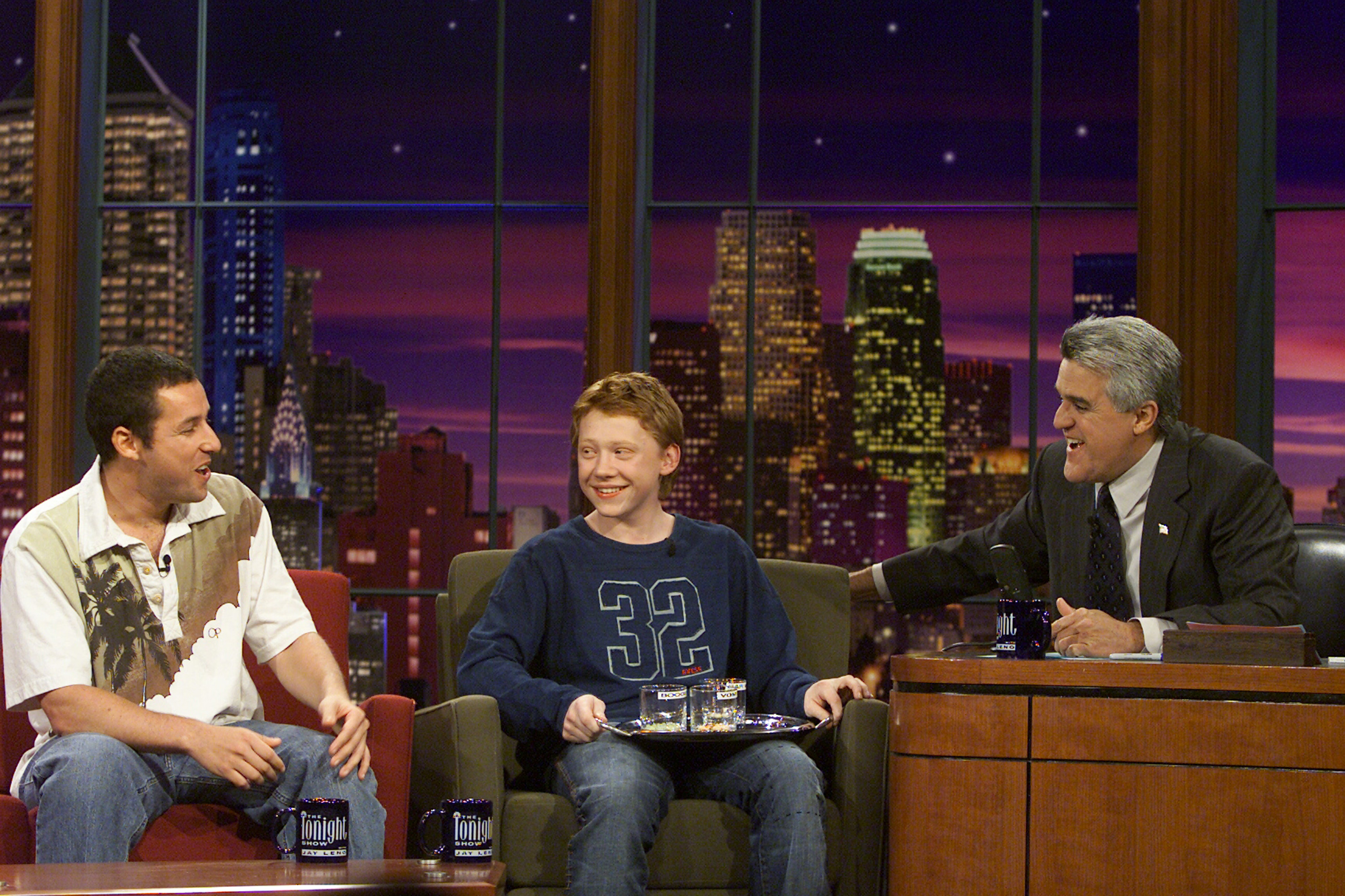 Adam Sandler y Rupert Grint durante una entrevista con el presentador Jay Leno en "The Tonight Show with Jay Leno" el 13 de noviembre de 2002 | Fuente: Getty Images