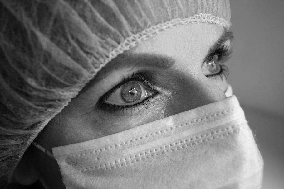 Ojos de enfermera con cofia y tapabocas. | Foto: Pxfuel