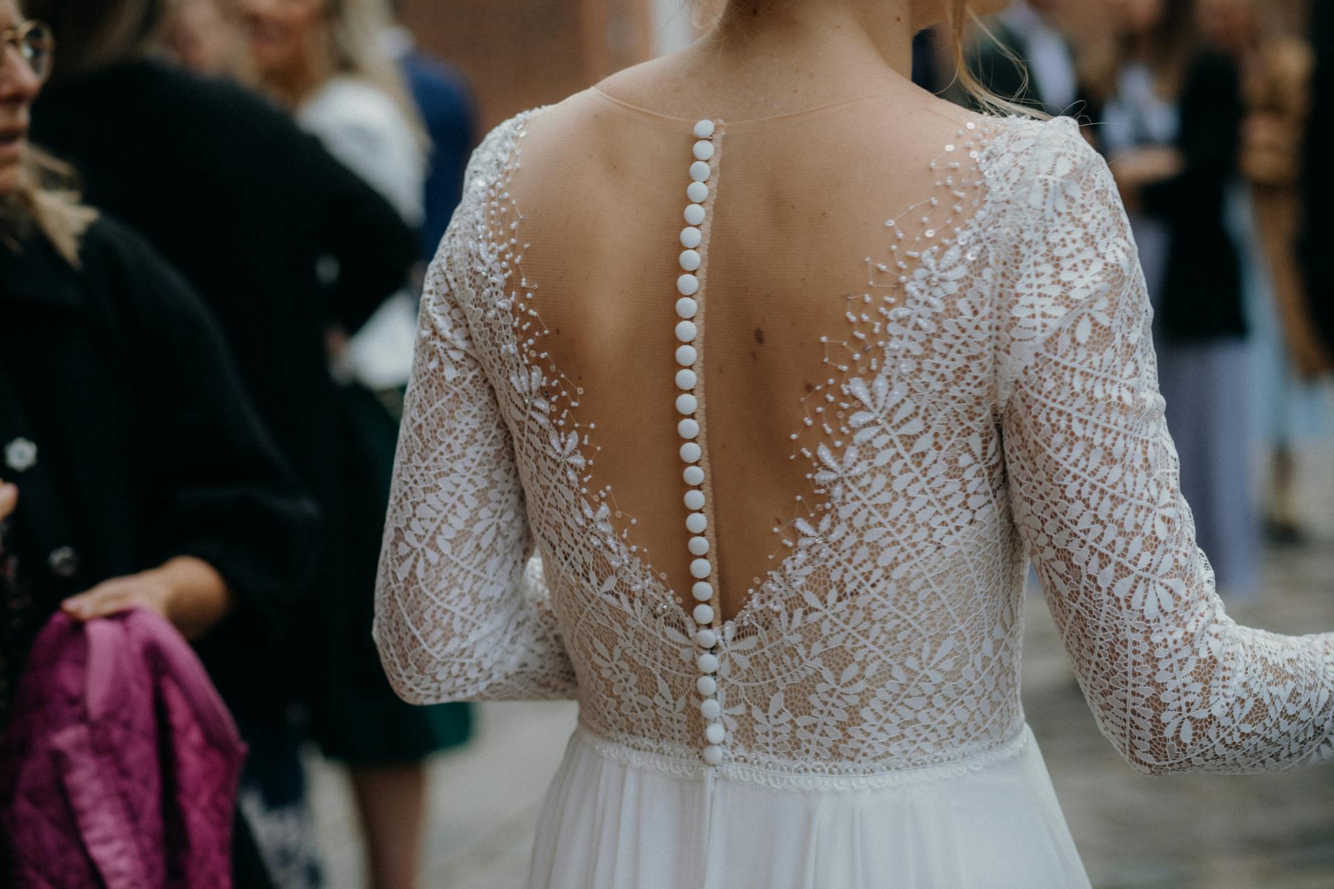 Una mujer con su vestido de novia | Fuente: Pexels