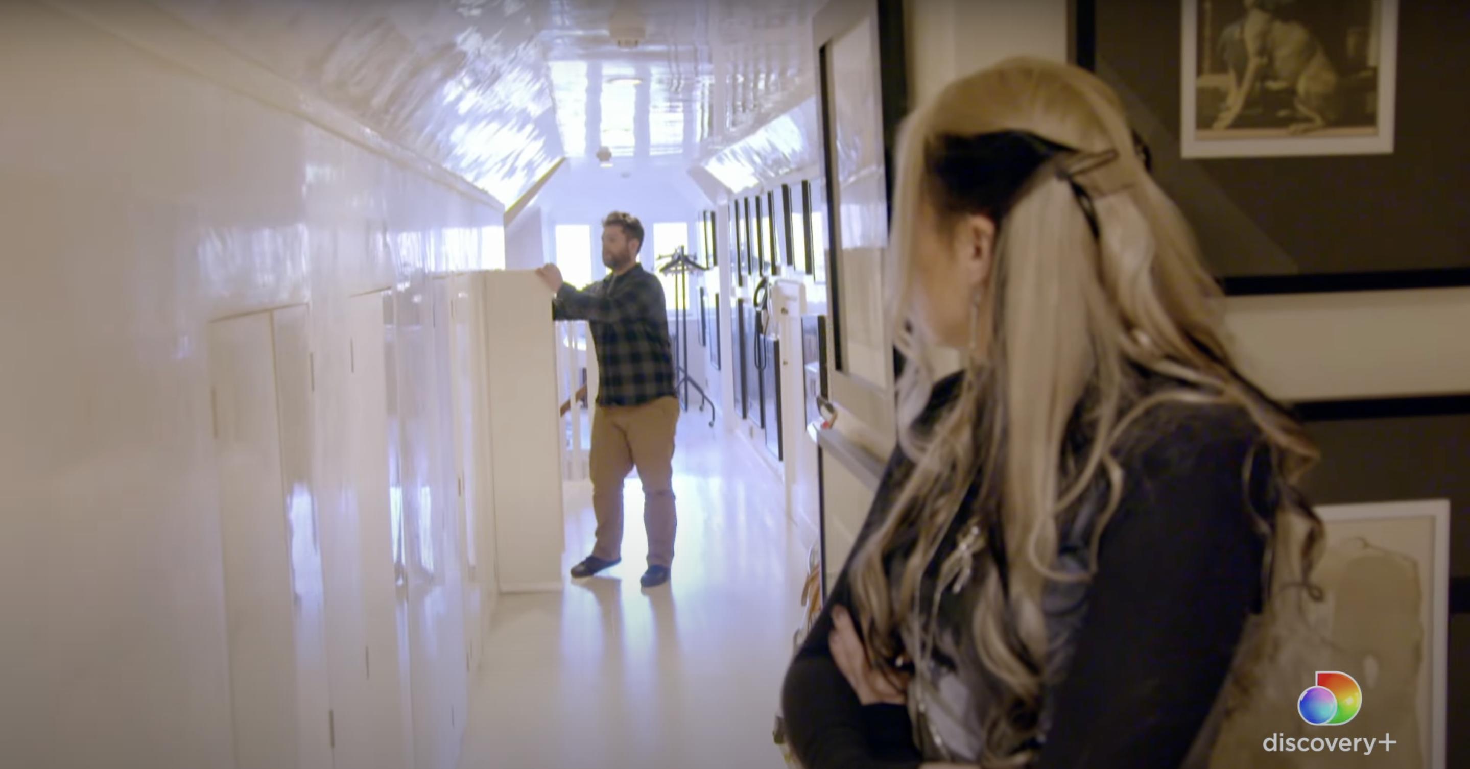 Jack Osbourne explora un extenso pasillo dentro de su casa familiar en Buckinghamshire, Reino Unido, publicado el 3 de octubre de 2025 | Fuente: YouTube/discovery plus