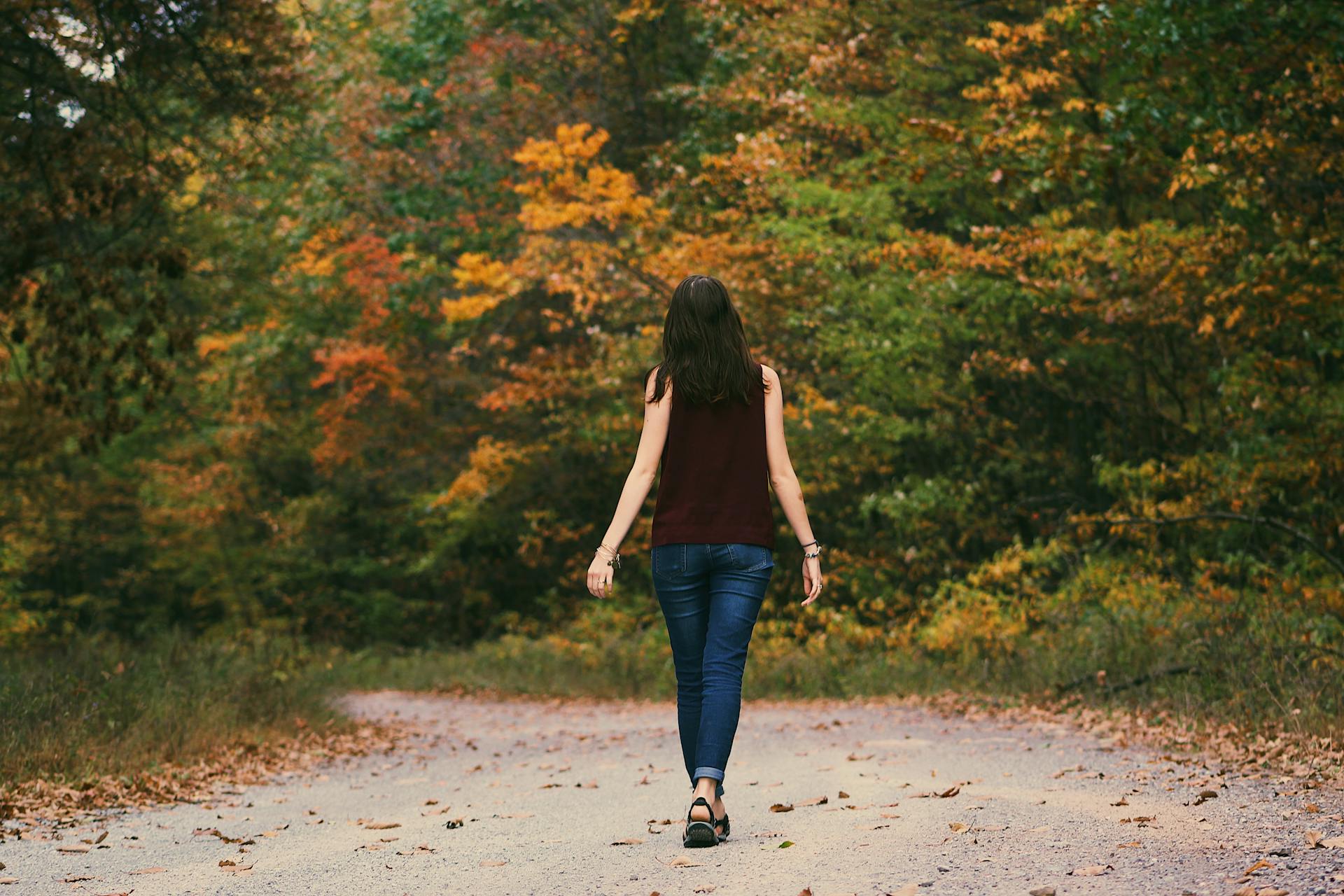 Una mujer paseando | Foto: Pexels