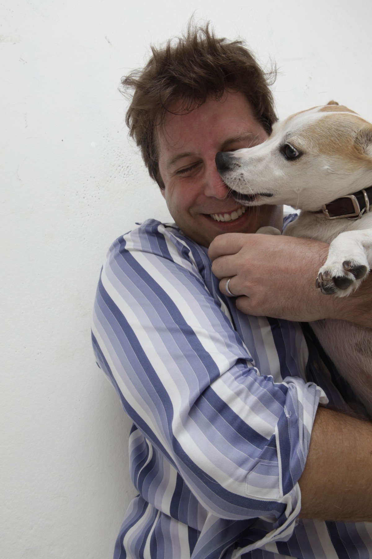 Hombre abrazando a su perro. | Imagen: PxHere